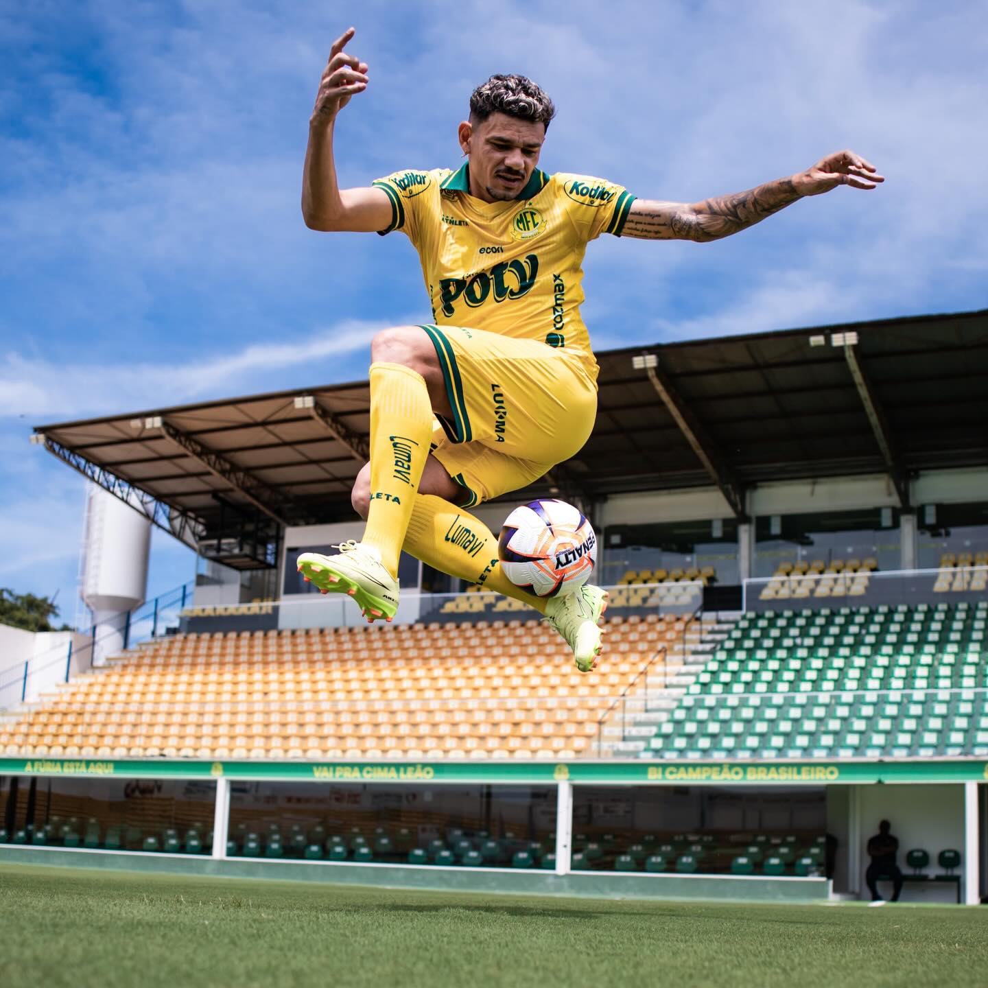 TIQUINHO É DO LEÃO!
Reforço de peso para o Brasileirão e a Libertadores, o Mirassol anunciou a contratação de Tiquinho Soares. O atacante chega por empréstimo do Santos até o fim do ano para fortalecer o elenco na temporada.
Bem-vindo, Tiquinho! 💛🦁 Baita foto @pedrozacchi