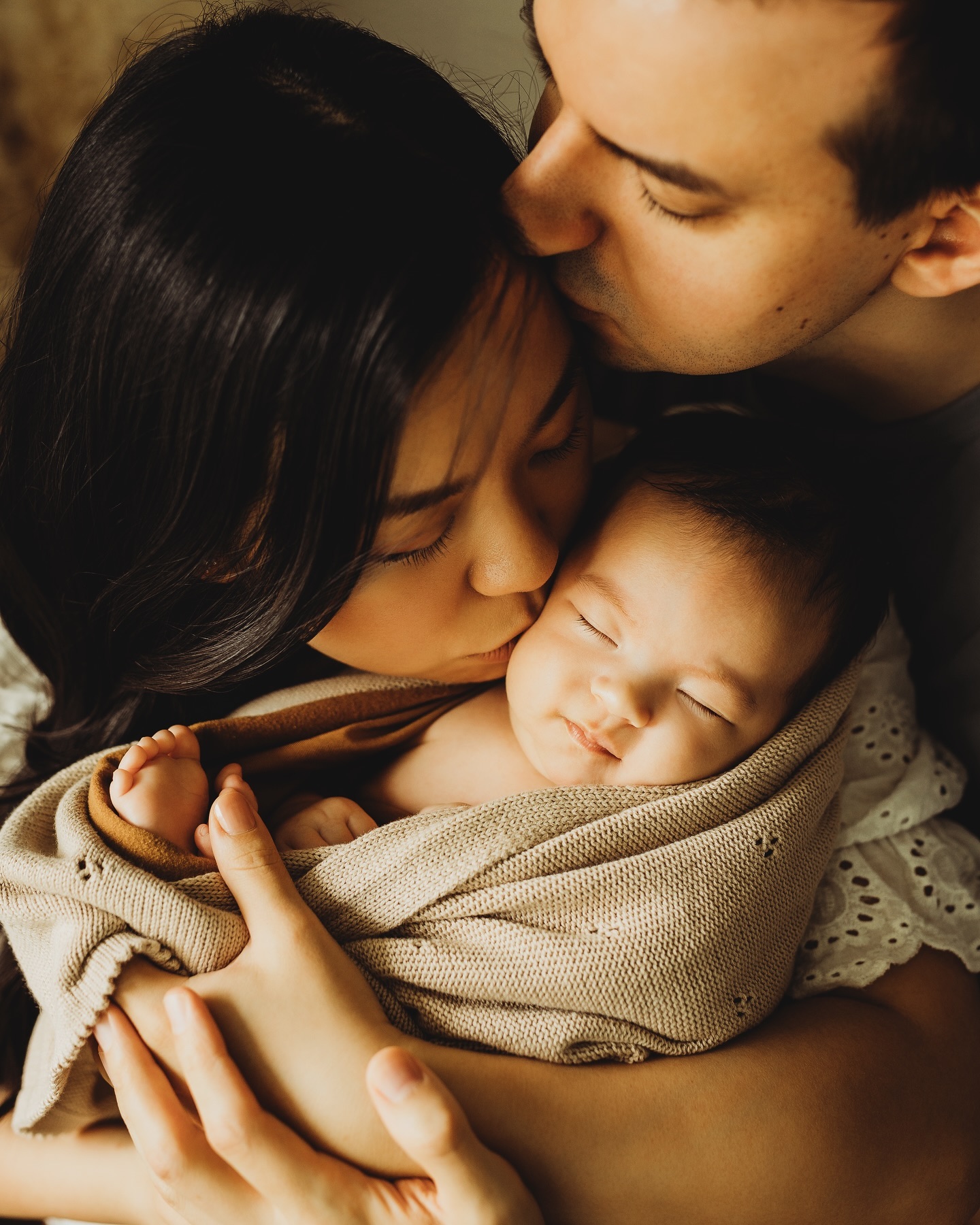 Ihr Lieben,
Heute möchte ich euch nochmals erzählen, wie ich arbeite und was mir bei einem Shooting mit euch wichtig ist. Ich fotografiere vor allem mit dem Herzen in einer sehr relaxten Umgebung. Mein Studio ist eher ein kleines Atelier, es ist nicht sonderlich groß, aber sehr gemütlich und sorgt dafür, dass man sich wie zu Hause fühlt. Das ist mir sehr wichtig, denn mein Fokus liegt auf euren Emotionen untereinander. Ich versuche alles dafür zu tun, dass ihr mir vertraut und euch wohl fühlt. So sehr, dass ihr mich zwischendurch vergesst und die Momente untereinander genießt. Ich nehme euch natürlich an die Hand und leite euch durch das gesamte Shooting, aber ich lasse euch auch sein und fange am liebsten echte Momente zwischen euch ein. Meiner Meinung nach sind das die kostbarsten Erinnerungen, die ihr je haben werdet. Ihr braucht euch um nichts zu sorgen, ich werdet von eurer ersten Anfrage bis zur Lieferung eurer Bilder an meine Hand genommen. Ich führe euch beim Erstgespräch durch den gesamten Ablauf, schicke euch nochmal alle wichtigen Infos per Email und habe alles, bis auf Milch, da. Meine Kundengarderobe ermöglicht euch aufeinander abgestimmte Outfits zu wählen, sodass ihr nicht noch den Stress habt eventuell Kleidung kaufen zu müssen. Bevorzugt ihr eigene Outfits, ist das auch gar kein Problem, ich unterstütze euch sehr gern bei der Auswahl. Mein Ziel ist es das Shooting zu einem absoluten Highlight zu gestalten. Ihr sollt euch gut aufgehoben fühlen, es soll etwas Besonderes für euch sein und ihr sollt immer gerne an unser Shooting zurückdenken.
Noch Fragen? Kein Problem, ich bin für euch da. Schreibt mir gerne zu jeder Zeit!
Seid feste gedrückt,
Eure Marion