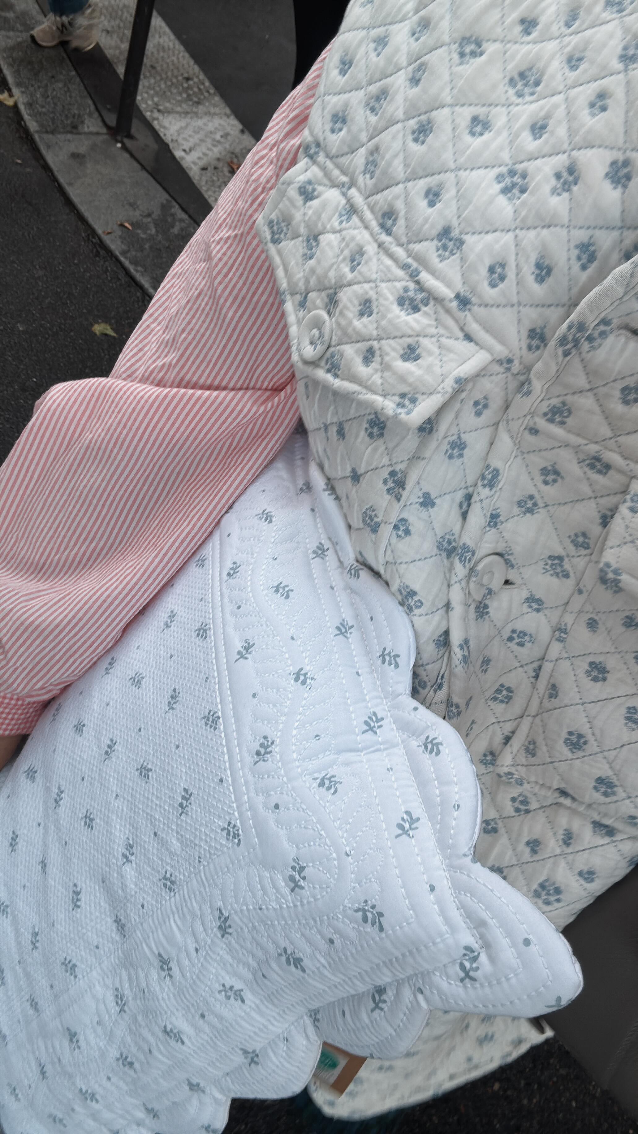 Je te vois venir…
.
Mais Charlotte, c’est quoi le transgénérationnel ? 🧬
Pour faire simple et bref,le travail transgénérationnel consiste à faire en sorte que ce qu’a vécu tes ancêtres en terme de blessures traumas ne t’impactent pas (En gros que tu n’aies pas les mêmes blessures).
Mais également que les conditionnements et croyances limitantes avec lesquelles tu as grandi qu’ont été nourris par ce que ta famille t’a transmis n’ai pas d’impact sur tes choix, ta perception de la vie tes besoins etc
.
Pour savoir si le transgénérationnel peut-être intéressant pour toi, commente HERITAGE et je viendrais te parler en DM 💌
.
#transgenerationnel #croyanceslimitantes #traumas