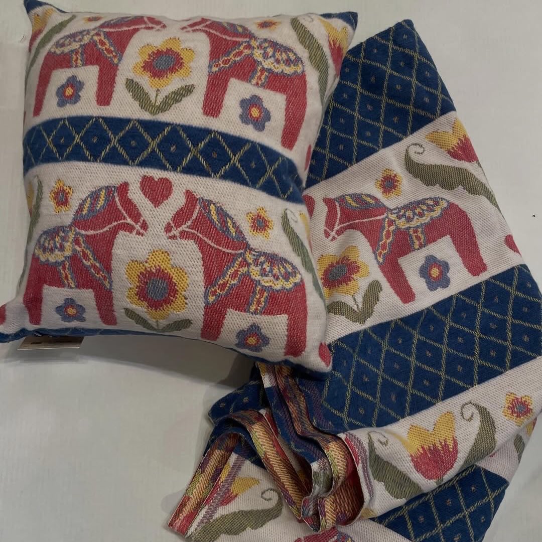 From @nordicshoprochester: Cozy pillow and blanket. @ekelundweavers of Sweden organic cotton