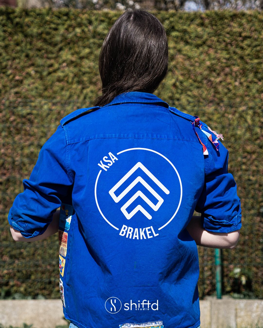 🔹🔶 Een nieuwe look voor een vertrouwde groep!
Voor KSA Brakel ontwikkelde ik een frisse rebranding: een logo van verbonden, omhooggaande pijlen, geïnspireerd op het Brakelse wapenschild, met een speelse blauw-oranje kleurencombinatie 🌟.
Van patches voor elke leeftijdsgroep tot stickers, posters en merch, alles kreeg een eigen icoontje en stijl die aansluit bij de energie van de leden 🎨👦👧.
Rebranding gaat verder dan een nieuw logo: het is een hele visuele ervaring die herkenbaar, vrolijk en consistent is, zowel online als op kamp 🏕️.
Wil jij je merk ook een frisse identiteit geven?
👉 Link in bio voor meer info of een vrijblijvend gesprek!
#branding #rebranding #visualidentity #graphicdesign #ShiftdStudio