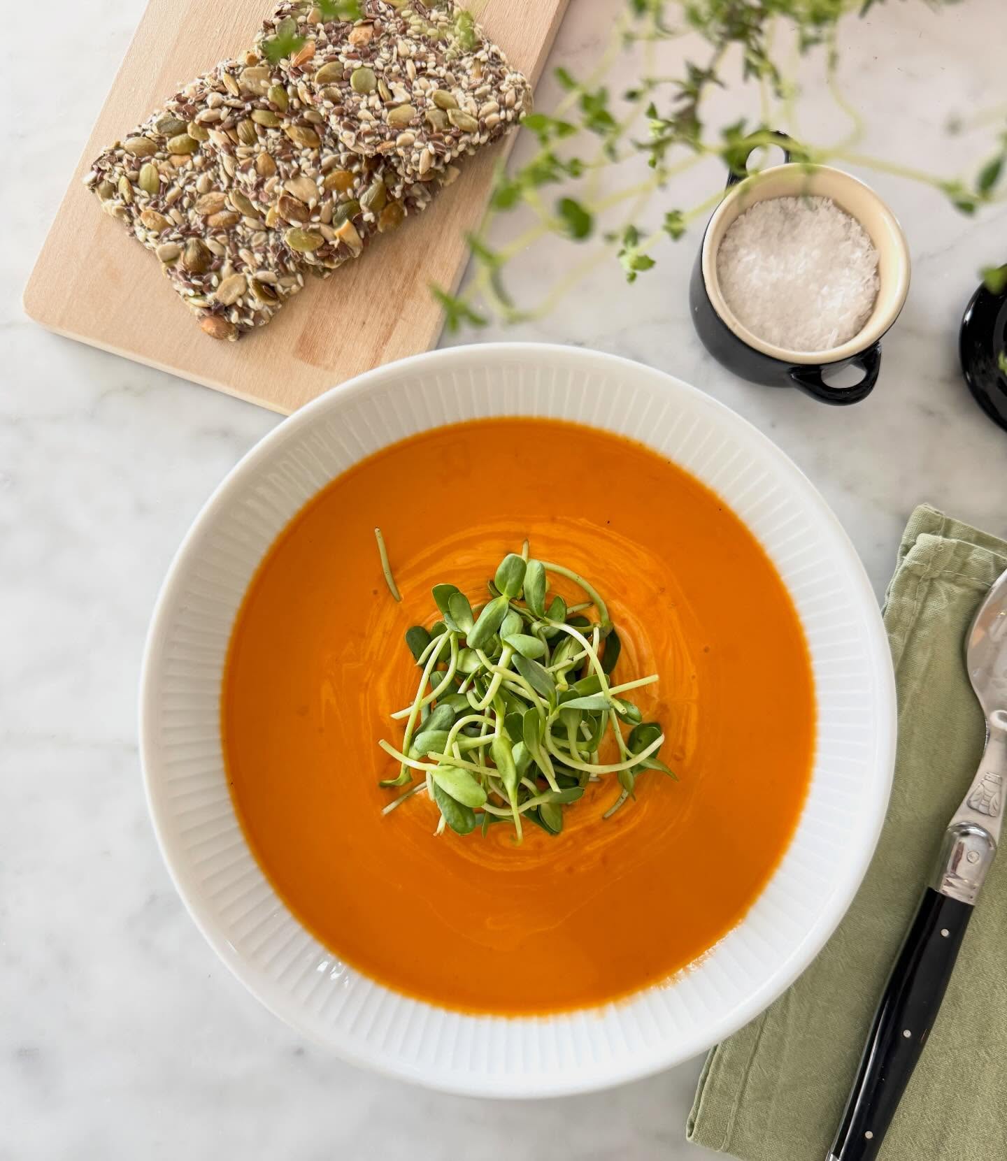 Solrosskott 🌱
Milda, mättande och enkla att använda varje dag.
Perfekta för dig som vill ha mer grönt utan krångel.
Solrosskotten gör soppan mer mättande och ger ett härligt tuggmotstånd. Ett enkelt sätt att förvandla en enkel soppa till en komplett måltid. 🌱
#solrosskott #munkagrodden #sunflower #nyttigt #soppa