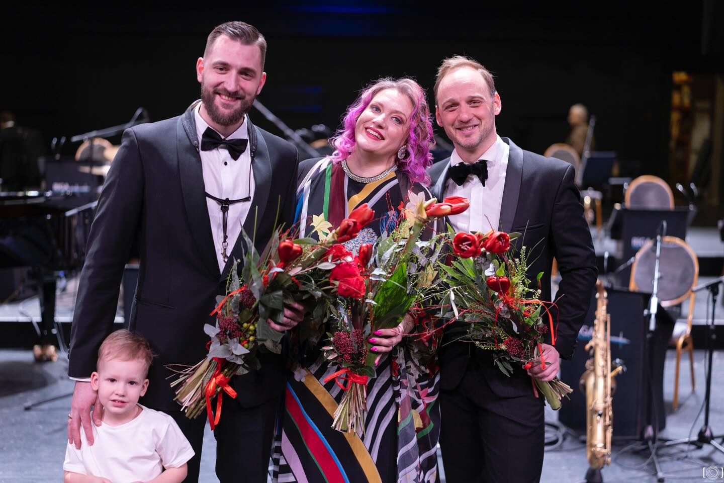 🎶Sometimes the dream feels far away.
Sometimes it feels like it’s already breathing next to you.
I’m learning to trust timing.
To keep doing the work. To keep singing🎶
A week ago I had a beautiful opportunity to join the Riga Orchestra for the second time 🤍
The very first time we played together was February 2022 — still pandemic time. So many regulations… In Riga they even had special plastic barriers between every two seats. People couldn’t really sit together. It felt distant, careful, fragile.
And now — the same VEF Concert Hall. Sold out. Everyone sitting close, laughing, feeling, enjoying the music together. The energy was completely different. Free. Alive.
I truly believe collaborations like this become long-time friendships. Trust. Shared history. And in the end — beautiful memories.
We all change. We evolve. We live our lives.
And then we come back together and share all of that with the audience.
Even if we sing the same old jazz standards — four years later it’s a completely different song. Different energy. Different moment.
Music knows the way.
And I know that what is meant for me is already finding me ✨
@rigaorchestra @daumants_kalnins 💜🎶💜
#jazzlife #liveconcert #gratitude #trusttheprocess