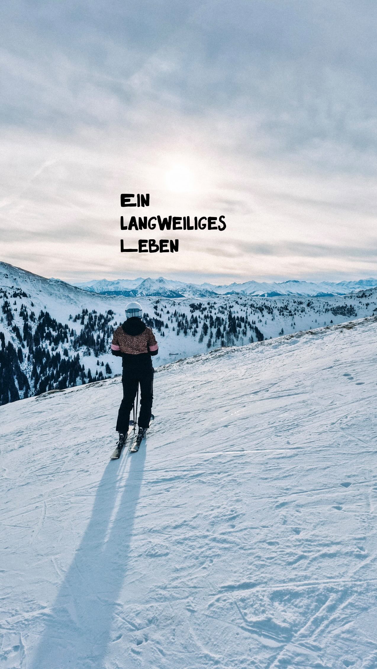 Früher dachte ich, ich müsste überall dabei sein.
Mehr Action. Mehr Menschen. Mehr Erleben.
Alle sind unterwegs – also sollte ich das doch auch wollen, oder?
Und ich habe mich oft gefragt: Warum brauche ich so viel Ruhe? Warum zieht es mich nach Hause? Warum fühle ich mich besser, wenn mein Leben leise ist?
Heute weiß ich:
Ich höre meinen Körper einfach besser.
Wenn sich dein Leben friedlich, sanft und ehrlich anfühlt, dann bist du nicht langweilig.
Du bist frei.
Ich bin gern zu Hause.
Ich lese.
Ich gehe mit dem Hund.
Ich bewege mich.
Ich bin im Garten.
Ich höre Musik.
Das ist kein kleines Leben.
Das ist ein bewusst gewähltes Leben.
In einer Welt, die Dauerstress normalisiert, wirkt ein ruhiges Nervensystem schnell unspektakulär.
Aber Tiefe ist nicht langweilig.
Präsenz ist nicht schwach. Und Frieden ist kein Mangel an Leben.
Langweilig für wen?
Für Menschen, die Chaos brauchen, um sich lebendig zu fühlen?
Ich wähle Ruhe.
Und vielleicht darfst du das auch. 🤍
@denise.madeleine.mueller
SANFTHEIT
YOGA
YOGA DILLENBURG
SELBSTLIEBE