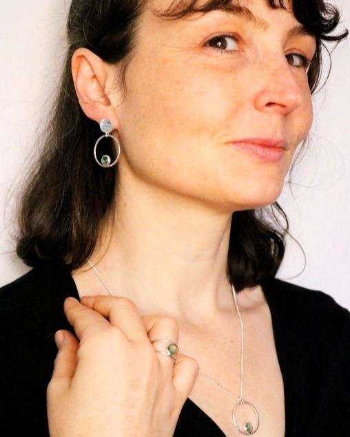 Je vous dévoile très bientôt
ma nouvelle collection Équilibre.
Des bijoux en argent 925 sertis de pierres naturelles,
pensés comme un dialogue entre matière et lumière.
✨ Disponible vendredi en ligne.
💬 Qui a hâte de la découvrir ?