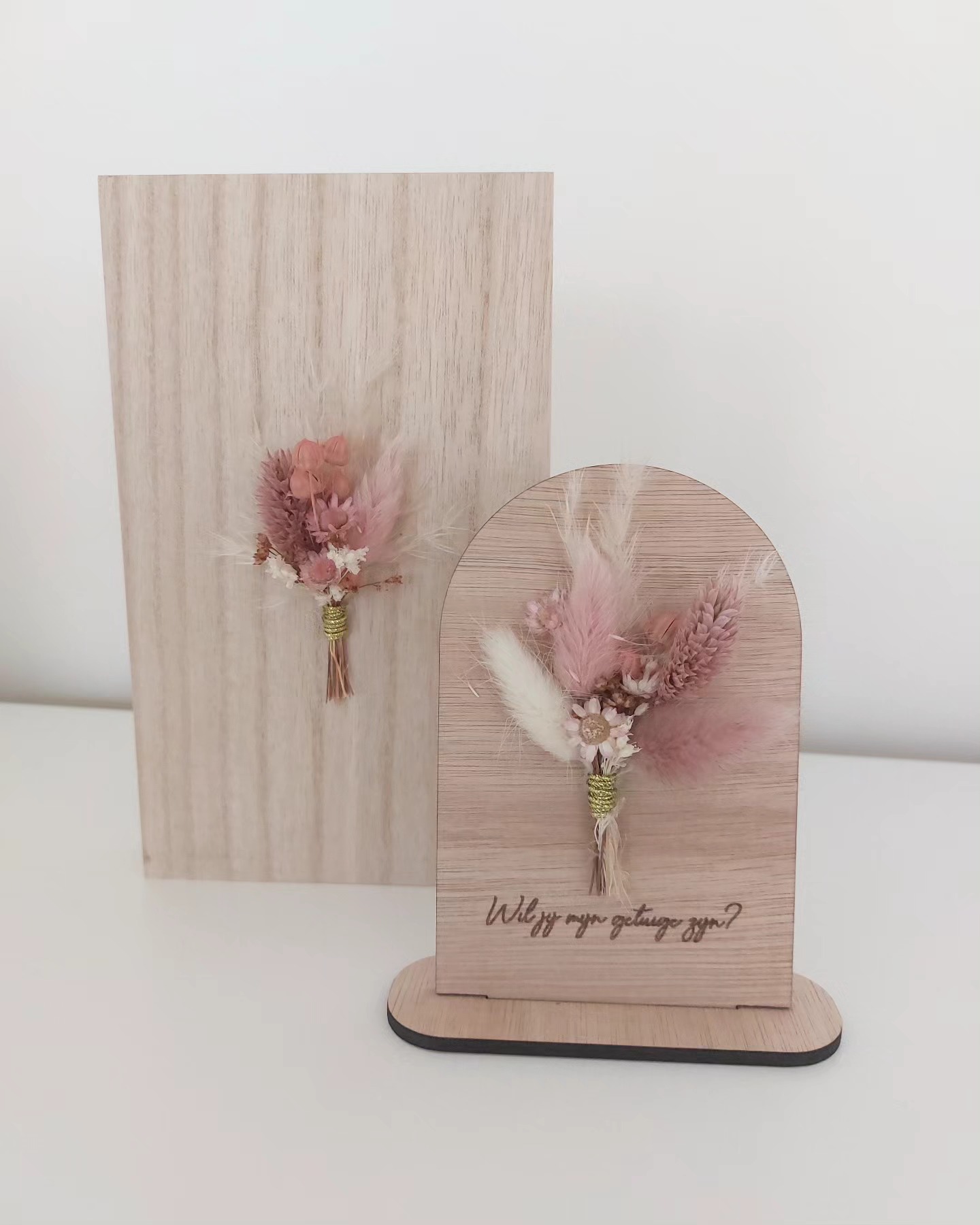 💍 ‘Wil je mijn getuige zijn?’
Niet zomaar een doosje…
Maar een klein houten schatkistje vol liefde, bloemen en dé vraag van het jaar:
Wil jij mijn getuige zijn?
Want zonder jou is het gewoon niet compleet.
Let’s make memories – samen, op de allermooiste dag!
#getuigevraag #liefdeindetails #houtenkaartje #droogbloemenliefde #sayyes