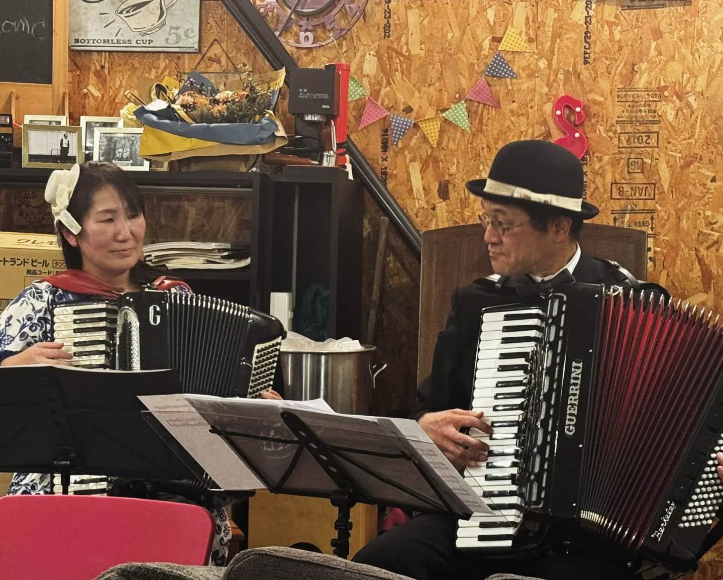 今日は新松戸アビルコーヒープラスにて若林さんとデュオライブでした🪗
若林さん曰く、
今日(2/28)は冬、明日(3/1)から春。
とのことで、
1stステージは冬の趣きの曲を中心に
2ndステージは春めいた曲を中心にお届けしました。
今日イチ驚いたのは
曲決めした時にめちゃ言っていたのに
張本人が覚えてなかったこと…マジか。
演奏中とMC中のお写真いただきまして、
弾いてないときは楽器に左腕乗せが