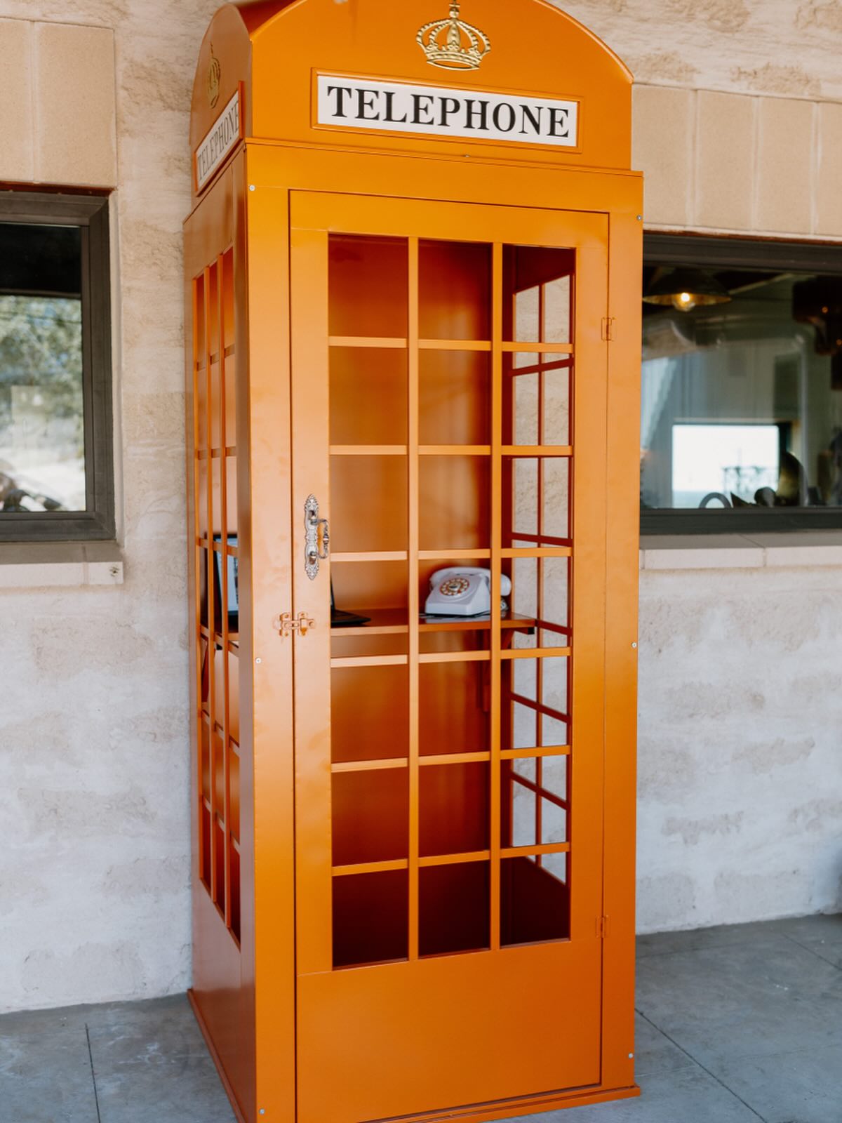 Introducing the Burnt Orange Phone Booth.
Perfect for UT alumni events, college acceptance celebrations, graduation parties, tailgates, and UT weddings.
If it’s Longhorn-related, this belongs there. Someone have @utaustintx call us! 🤘🏽📞
