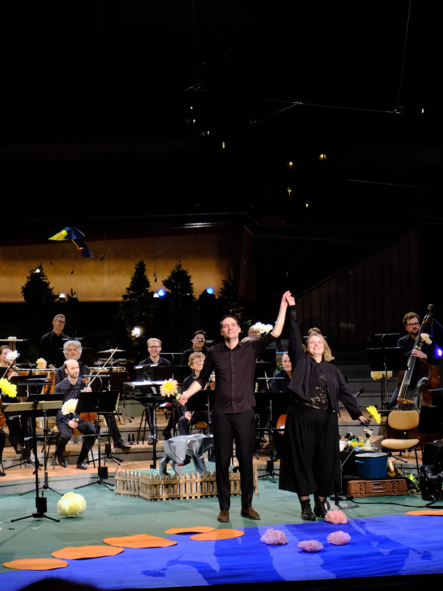 Das war der erste Streich –
und der zweite folgt morgen. 🐺✨
Peter und der Wolf heute live in der Philharmonie Berlin zum Klingen gebracht. @berlinphil
Ein kleiner Schnappschuss von der Schlussverbeugung
mit dem wahnsinnig talentierten Alleskönner @tilmanbirr .
Foto: @floydthebanks
#womeninsound #foleyartist #geräuschemacherin #berlineransichten #orchesterliebe