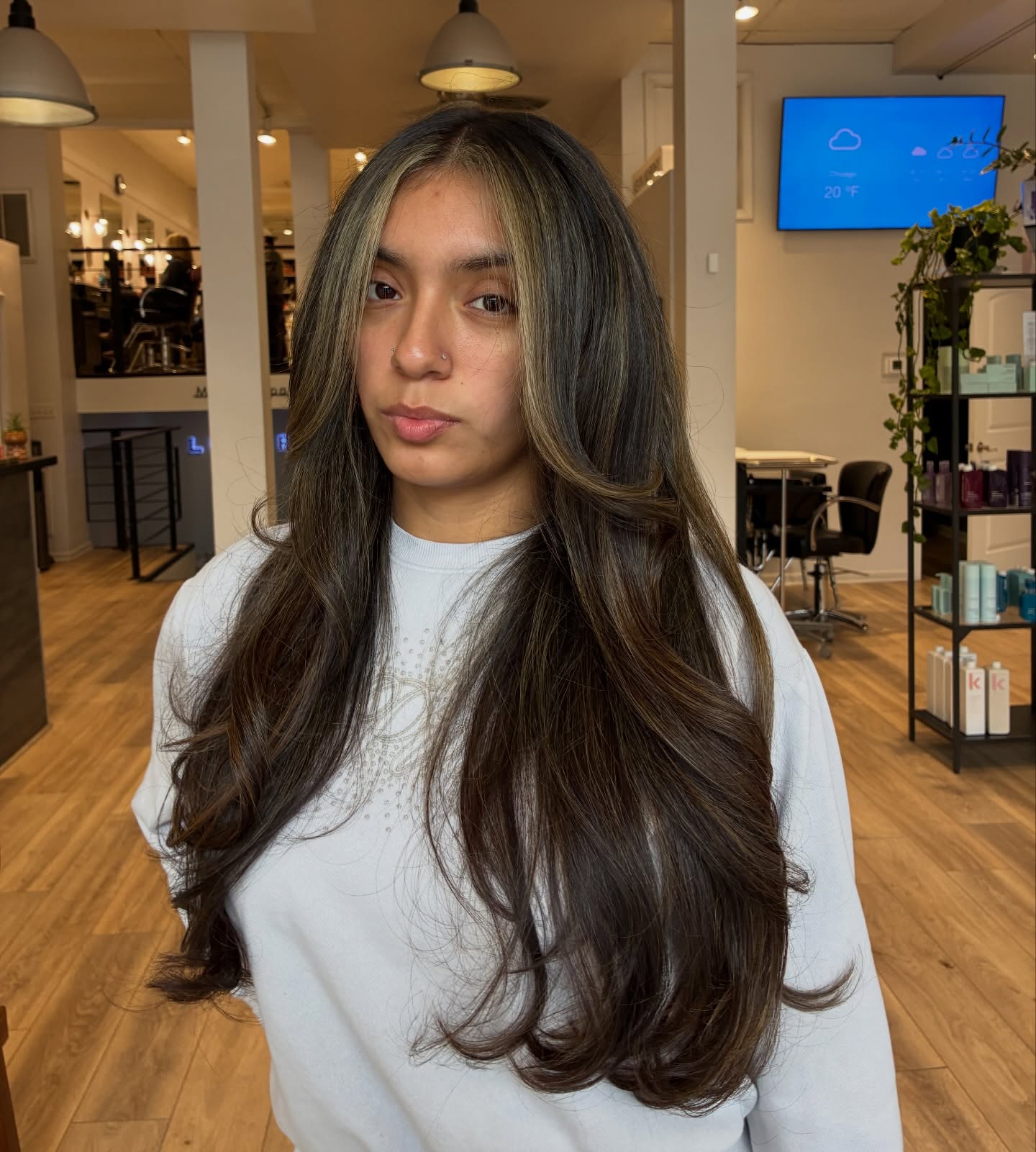 A subtle pop of blonde can really enhance a brunette
Sometimes it’s not about adding all over highlights. Adding subtle color to frame your face could make this biggest change!
Thinking about trying something different? Book your hair appointment by using the link in our bio or call 📱 7735258800
Stylist @marilynaaliyahhair
Color achieved with @wellahairusa
#robertjeffreylakeview #robertjeffreysalon #lakeviewsalons #lincolnparksalons #roscoevillagesalon
Sustainable Salon | Eco Friendly Salon | Low Maintenance Color | Lakeview East Salon