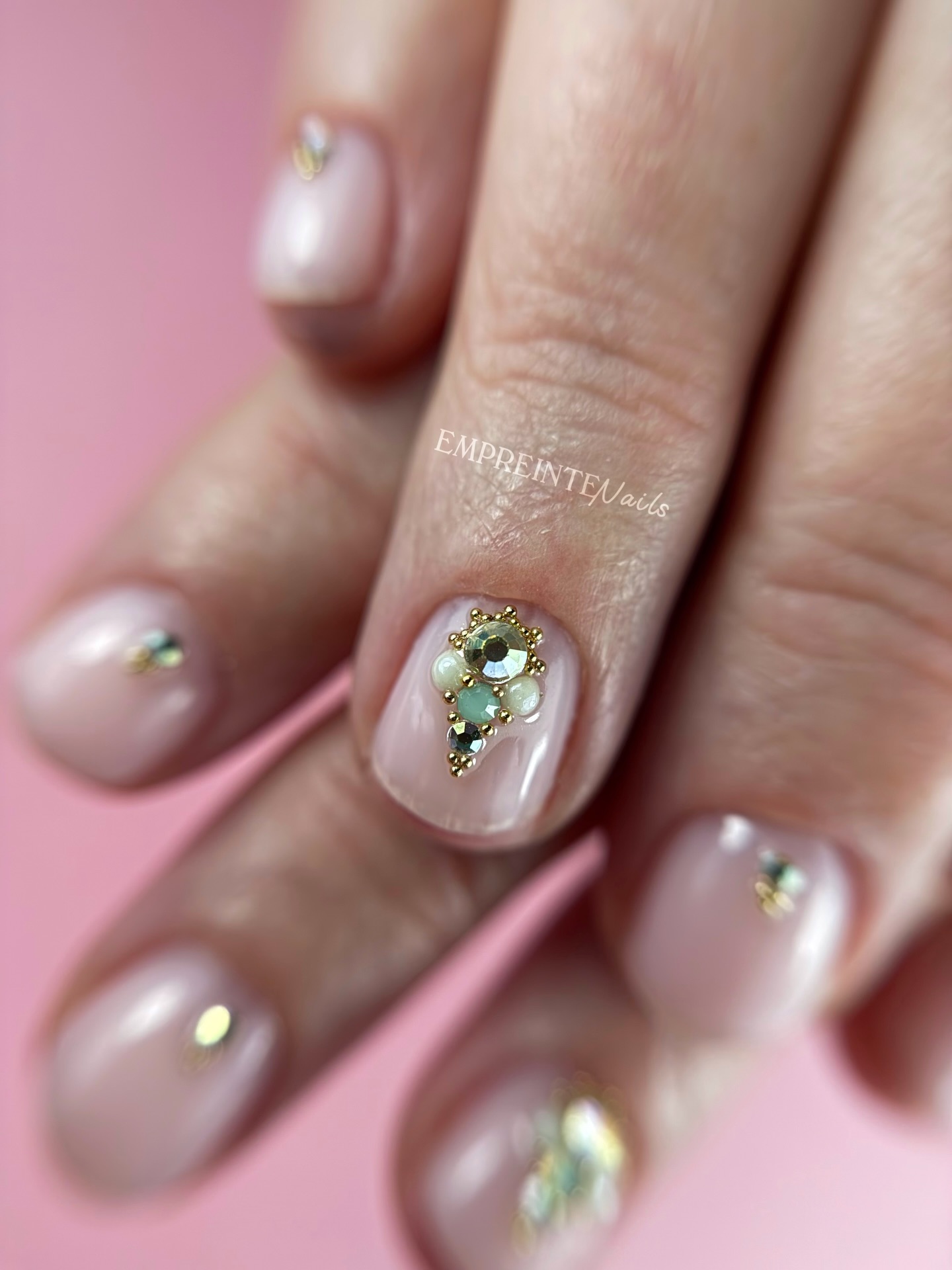 ✨ Une pause élégante qui met en lumière tout le travail du détail ✨
Cette réalisation illustre parfaitement l’importance d’une bonne formation pour le gainage. Une structure bien équilibrée, un bombé maîtrisé, une architecture solide… c’est la base pour sublimer chaque pose, qu’elle soit simple ou sophistiquée.
Les compositions de strass apportent ici toute leur dimension artistique : harmonie, placement stratégique, jeu de volumes et de lumière. Ce n’est pas simplement “poser des strass”, c’est composer, structurer et donner du relief à l’ongle pour un rendu chic et maîtrisé. 💎
Et non, les compositions ne sont pas réservées aux longueurs moyenne à extrême ! ✨
Les ongles courts aussi peuvent accueillir de magnifiques créations. Avec la bonne technique, on peut élever une composition, travailler les proportions et adapter le design pour qu’il reste élégant et équilibré, quelle que soit la longueur. Il n’y a pas que les longs ongles qui ont droit à leur moment de glamour.
Cette année, il y aura également la possibilité d’aller encore plus loin avec des formations sur ces thèmes (corrections, transformations de structure et composition de strass) pour apprendre à restructurer, corriger et métamorphoser une pose dans la continuité du travail technique.
Parce qu’une belle pose, c’est avant tout :
✔️ Une base technique solide
✔️ Une architecture maîtrisée
✔️ Une composition réfléchie
✔️ Et une touche artistique assumée
Envie d’évoluer, de perfectionner ton gainage sur ongle naturel ou d’apprendre à créer des compositions de strass harmonieuses ? Les formations sont là pour ça ✨💎