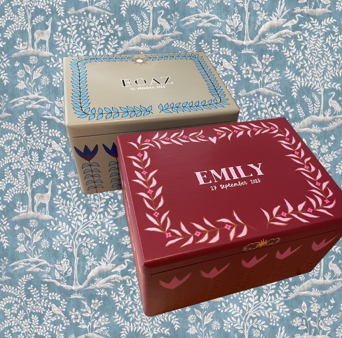 Van een leeg houten doosje naar een persoonlijk plekje voor de allereerste herinneringen 🩵
Met de hand beschilderd in de mooiste kleurtjes, speciaal voor broer en zus die nog zó veel mooie momenten gaan sparen!