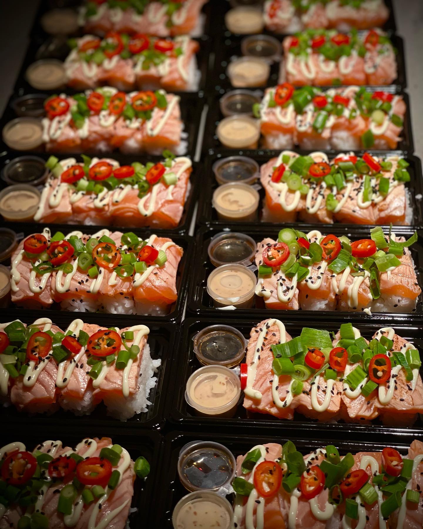 FLAMED ZALM ๐ฅ
Een topper uit ons sushi assortiment! Geflambeerde zalm met bosui en rode peper. ๐ถ
#flamedsalmon #sushi #sashimi