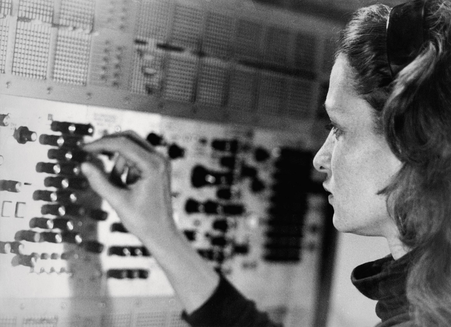 Despedimos Éliane Radigue, pioneira da musique concrète, aos 94 anos. Sua música meditativa e suas explorações sonoras redefiniram o uso do sintetizador. Link in Bio #ÉlianeRadigue #MusiqueConcrète #MúsicaExperimental #LegadoMusical