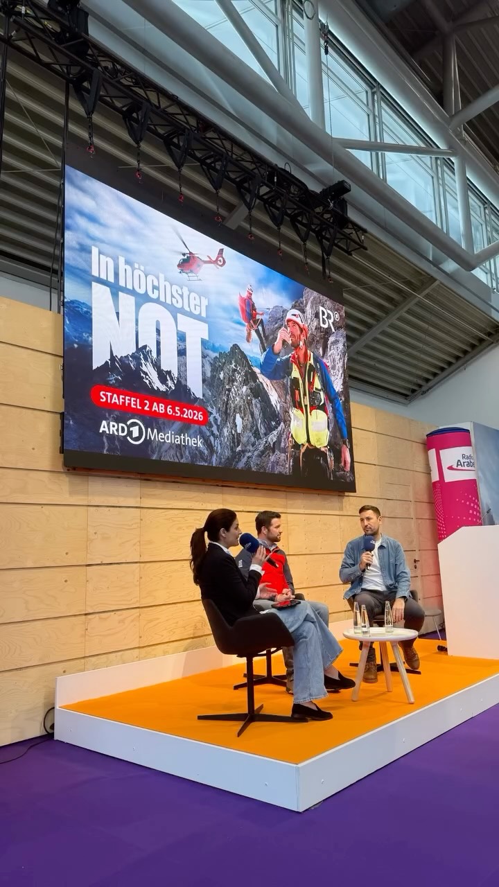 🚁🏔️ Wenn jede Minute zählt …
„In höchster Not – Bergretter im Einsatz“ ist das Streaming-Highlight des Bayerischen Rundfunks:
✨ über 7 Millionen Abrufe
✨ erfolgreichstes non-fiktionales Format 2025 in der ARD-Mediathek
✨ nominiert für den Deutschen Fernsehpreis
✨ ausgezeichnet mit dem Bremer Fernseh- und Digitalpreis
Ich durfte Michael Renner von der Bergwacht Ramsau und BR-Redakteur Matthias Luginger live auf der Sportbühne powered by Radio Arabella begrüßen — und spannende Einblicke hinter die Kulissen der Serie bekommen.
👉 Und das Beste: Staffel 2 kommt dieses Frühjahr!
#Bergretter #InHöchsterNot #RadioArabella #FREEmesse #ARDMediathek