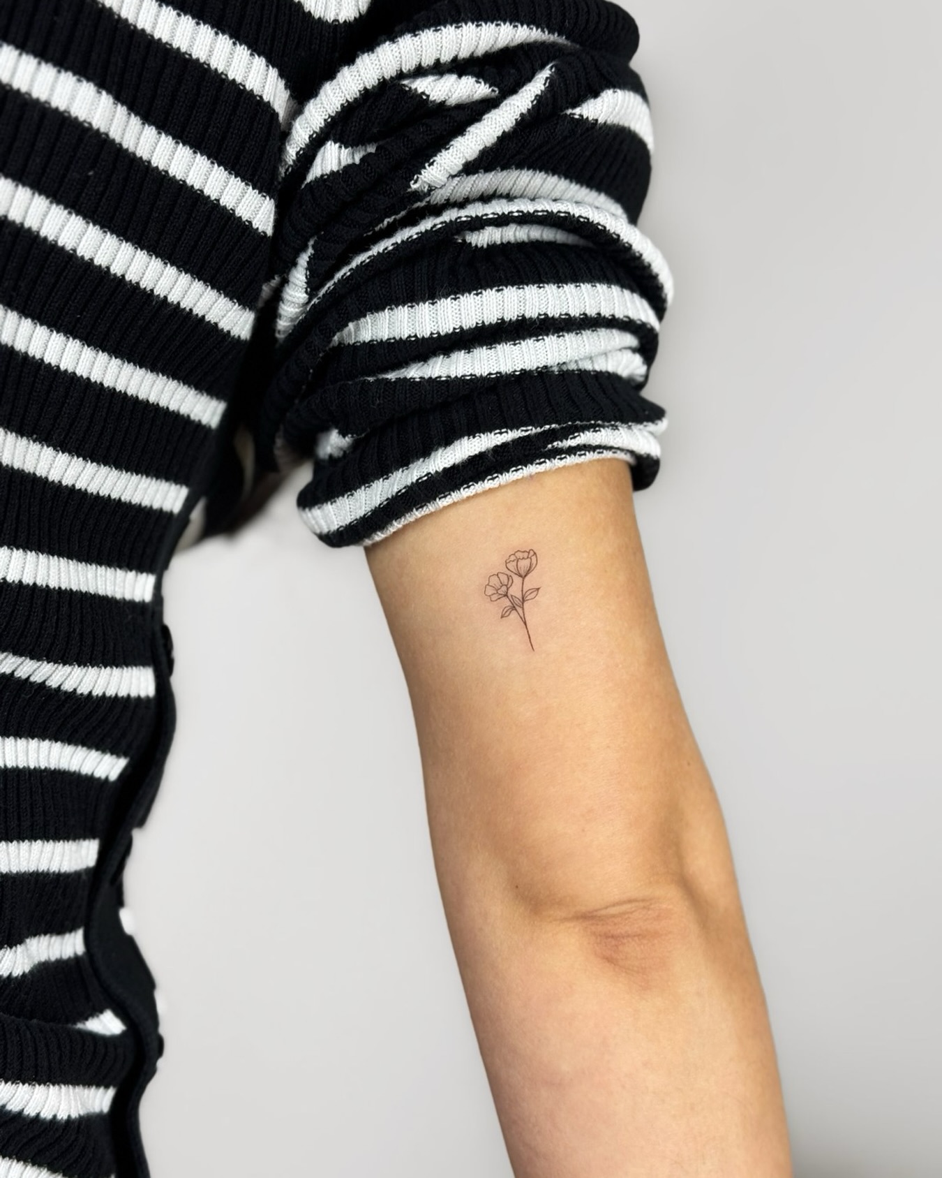 Zarte Fineline-Blumen für alle, die es minimalistisch lieben. 🌸
Gestochen von @leonie_tatts