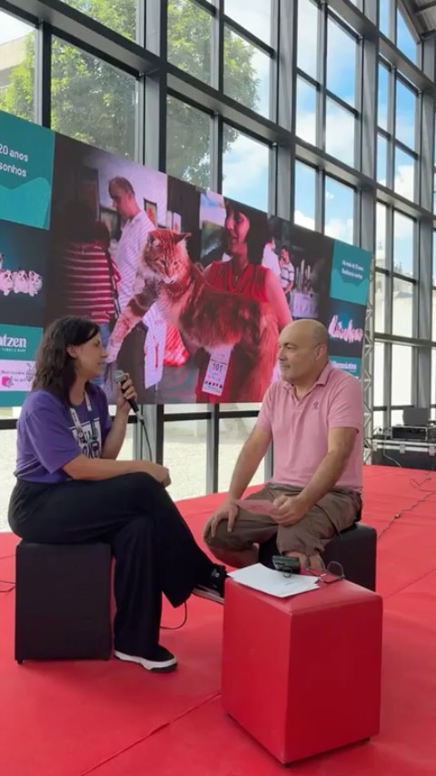 🔴📹 Feromônios e bem-estar felino em pauta 🐱✨ Neste sábado, conversamos com Mayra Martins, da Covetrus | Feliway, sobre o que são os feromônios, como eles atuam no comportamento dos gatos e em quais situações do dia a dia o Feliway pode ser um aliado.
Falamos também sobre as diferenças entre as versões, a forma correta de uso e o que esperar dos resultados. Um bate-papo esclarecedor para quem busca mais equilíbrio, adaptação e qualidade de vida para os felinos. 🐾💙