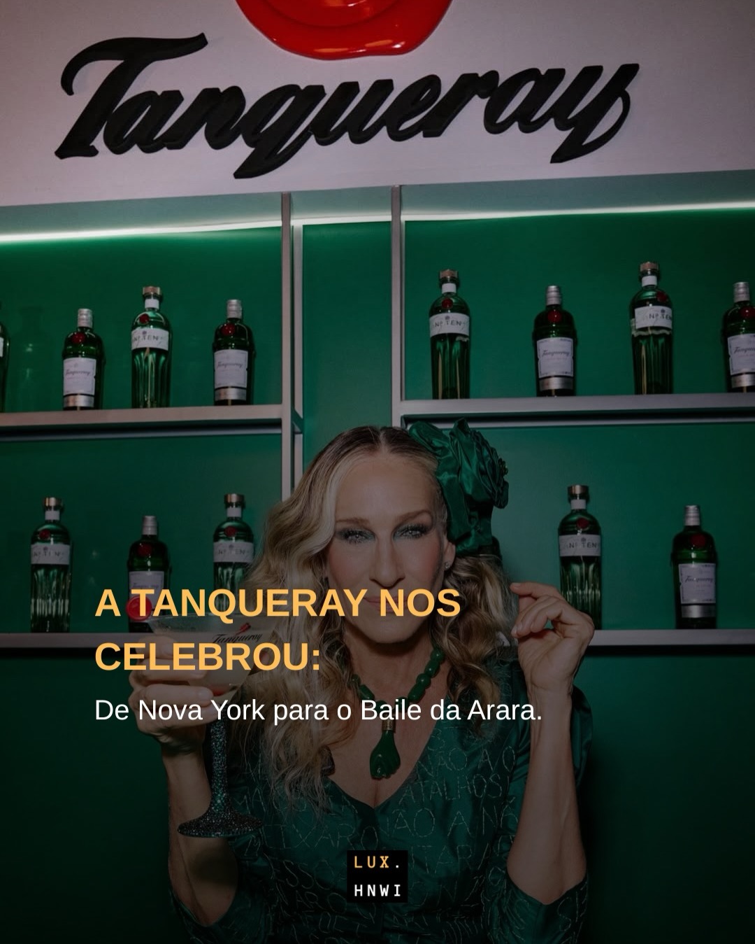 A TANQUERAY NOS CELEBROU. 🍸♟️
Com este 3º post, chegamos à exata metade do nosso Mega Dossiê de 6 Capítulos sobre o Business of Luxury no Carnaval.
Fugindo da guerra de volume das ruas, a @tanqueraybr (da gigante @diageobrasil) operou uma manobra implacável de Geopolítica de Marca. O palco eleito foi o exclusivíssimo Baile da Arara (@carnavaldaarara). E o xeque-mate corporativo atende pelo nome de Sarah Jessica Parker (@sarahjessicaparker).
Mais do que uma estrela global, a escolha de SJP é um movimento de Inteligência Sociológica e Antropologia do Consumo. Historicamente, os destilados de alto valor (Premium Spirits) eram consumidos sob um viés de “clube masculino”. A eterna Carrie Bradshaw mudou esse jogo. Ela educou toda uma geração sobre o lifestyle cosmopolita e tornou a taça de alta coquetelaria um símbolo de empoderamento. Ao associá-la ao seu Gin No. TEN, a Tanqueray dialoga diretamente com a força da economia feminina (Female Economy): mulheres contemporâneas, autênticas, independentes e inegociáveis em suas escolhas.
Essa diplomacia do poder estendeu-se à moda. SJP não vestiu grifes estrangeiras óbvias; ela reverenciou o Savoir-Faire nacional com o “NO Dress”, uma peça de alta-costura manifesto assinada pelas brasileiras @isabelacapeto e @chicacapeto, traduzindo a campanha global que celebra a sofisticação de “saber dizer não”.
Nova York forja a coquetelaria moderna, mas é no Rio de Janeiro que a elite decide celebrar a portas fechadas. 📸 @luizaferraz
⚠️ FIM DO ATO I: com a Tanqueray, encerramos a nossa análise do Front Stage (Exibição e Festas). No nosso próximo movimento, entraremos no silêncio do Backstage: a blindagem da alta hotelaria com o Fasano.
🔗 O Capítulo 3 já está no ar. Acesse o link na bio para ler “O CÓDIGO ARARA: Sarah Jessica Parker, a Globalização do Hype e a Ascensão da Tanqueray no Carnaval”.
#Tanqueray #SarahJessicaParker #BaileDaArara #CarnavalRJ #CarrieBradshaw