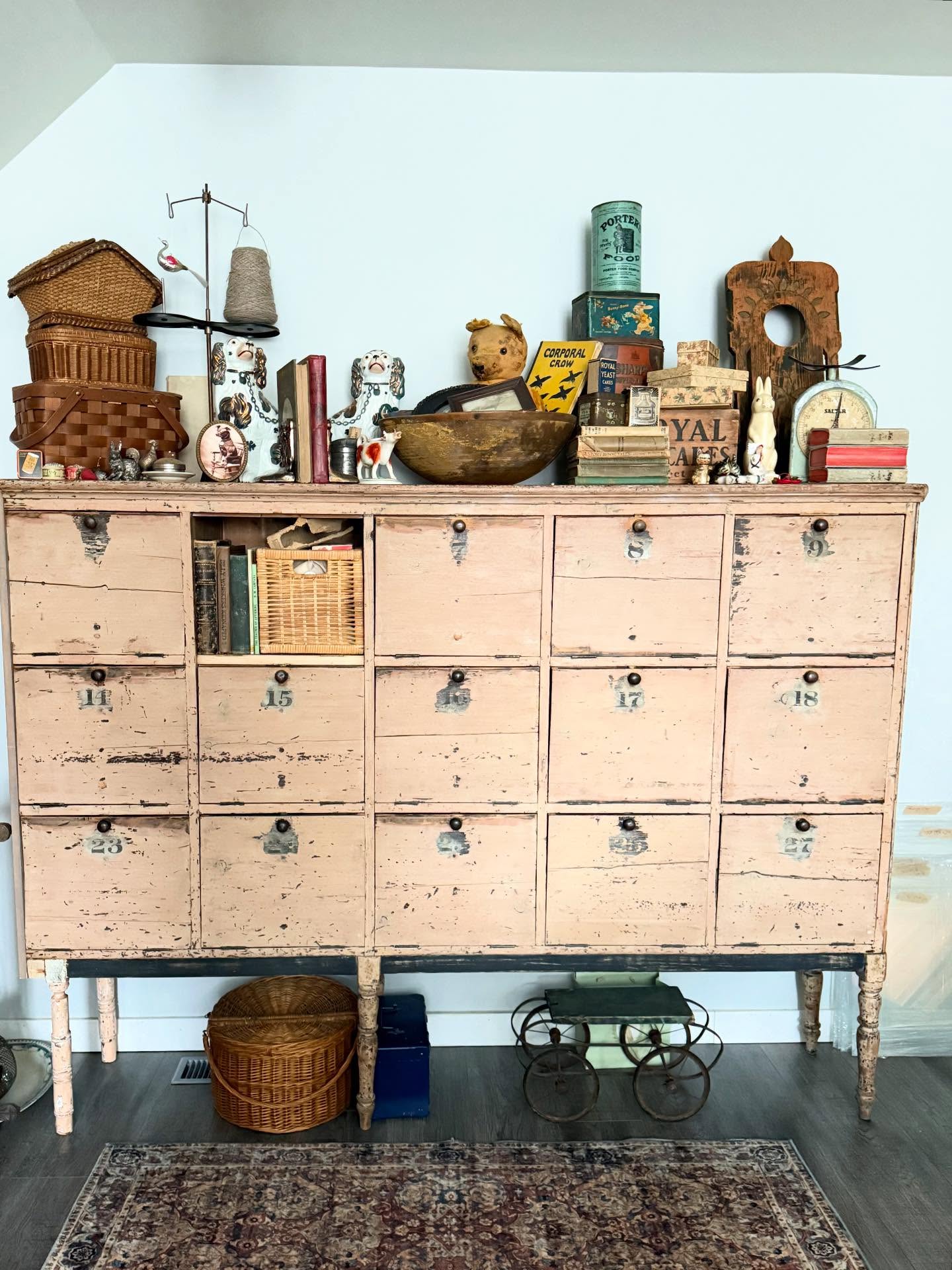 People always ask me…. “What does an Antique Shop Owner Keep for themselves”…….here are Some of my favourite things in my Studio that I can never part with”…..
#antique #antiquehome #vintagestyle #vintagehomedecoration #fleamarketfinds