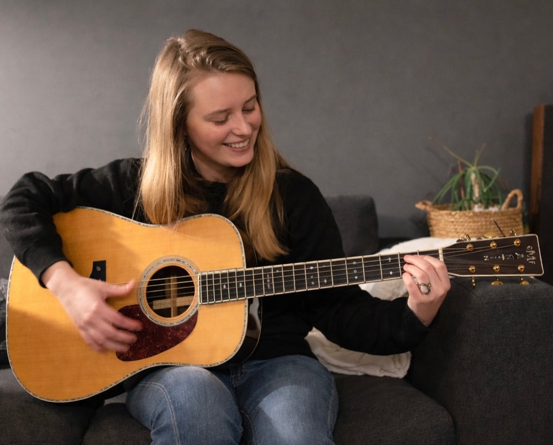 Happy Sunday 🎼✨❤️
#juliaparis #songwriter #martinguitar #chanson #artiste