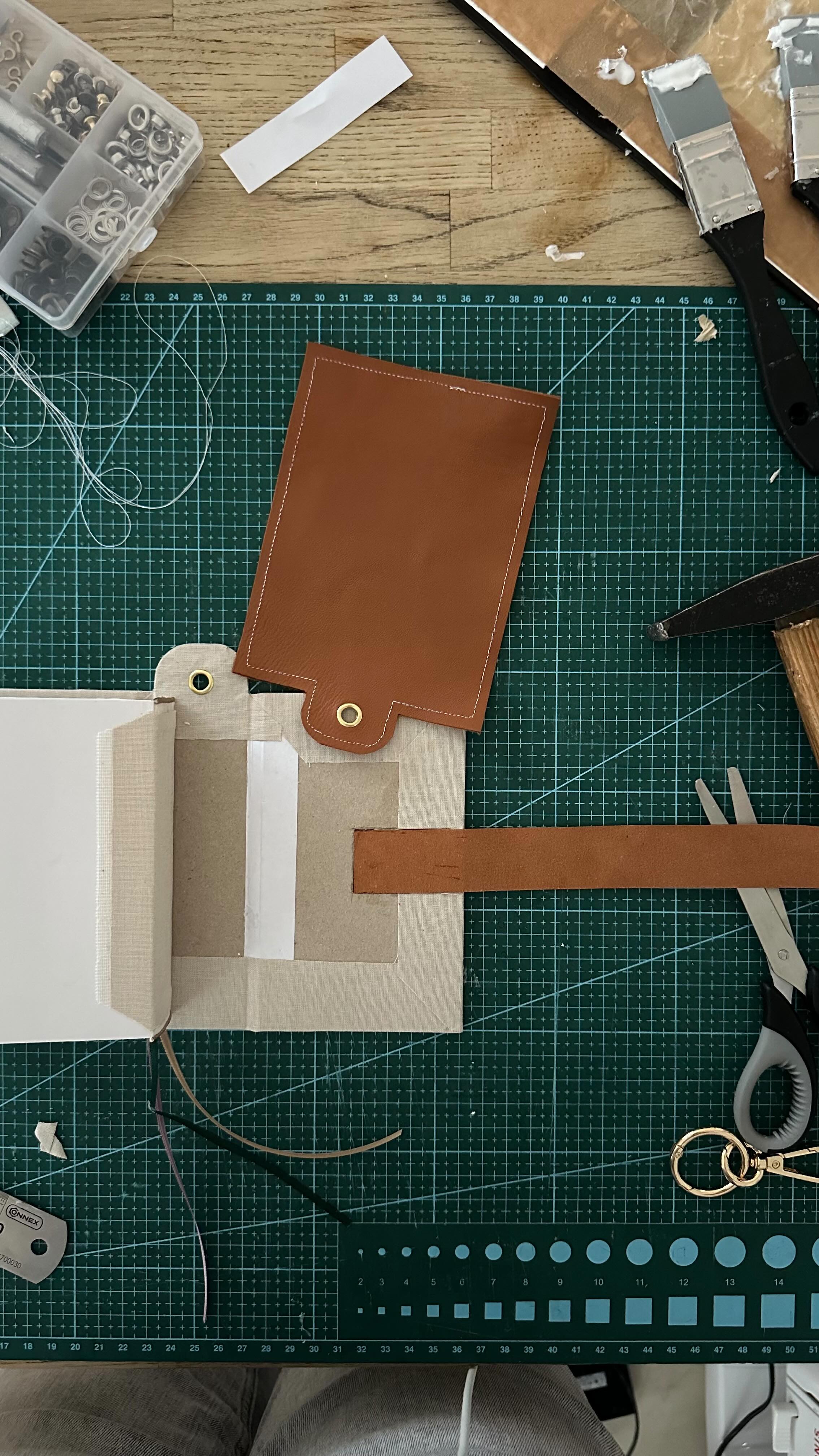 Teil 3/4 meines Book Charms inspiriert von @coach
#biblerebind #coach #coachbookcharm #coachbag #bookstagram