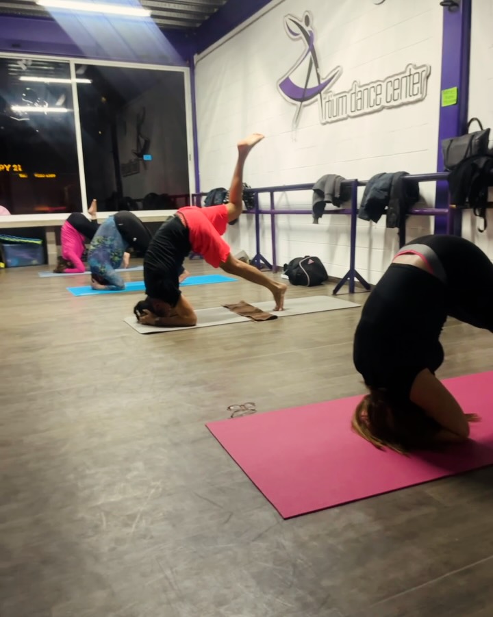 Este es el espacio.
La práctica es real. El cambio también.
Después de ver cómo se vive una clase, aquí tienes los horarios y cuotas vigentes para que dejes de pensarlo y empieces a practicar.
En Rou Yoga no vienes solo a estirarte.
Vienes a construir disciplina, presencia y fuerza — física y mental.
Si llevas tiempo diciendo “quiero regresar” o “quiero empezar”, este es el momento.
Escríbeme por DM para apartar tu lugar o resolver cualquier duda.
Alguien como tú está buscando este espacio… y puede que seas tú mismo.
Nos vemos en el tapete. 🧘🏻♂️🔥
#yoga #cdmx #rouyoga