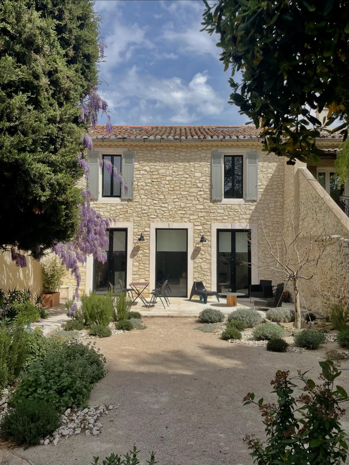 APRÈS I PENDANT I AVANT
Rénovation d’une maison de ville de 1820 à Eyguières: modification de l’agencement intérieur, requalification des ouvertures, et aménagements extérieurs.
Missions: Esquisse + déclaration à l’urbanisme + dossier de consultation des entreprises + suivi de chantier
#architecture #jardin #transformation #inspiration #avantaprès