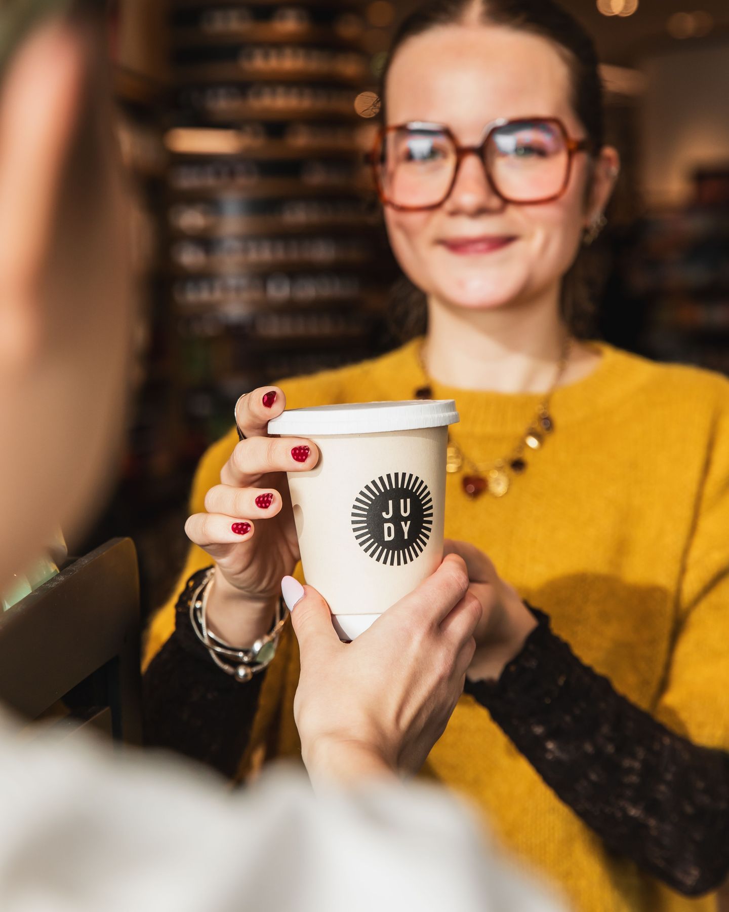 JUDY À LA GRANDE ÉPICERIE 🛍️
Entre deux boutiques au Bon Marché, pendant une pause repas ou au détour d’une balade dans le 7ᵉ, chez Judy on s’arrête pour s’offrir un moment pour soi.�Un plat, une soupe, une douceur ou une boisson qui fait du bien, à savourer sur place ou à emporter !
📸 @alicepages
#lebonmarche #lagrandeepiceriedeparis #lagrandeepicerie #healthyparis #glutenfreeparis #coffeeshopparis