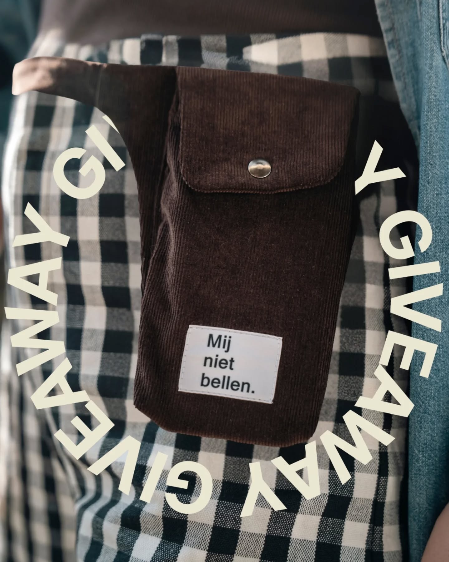 FILIPPA + GIVE-AWAY ✨
Tell me you're a millenial without telling me 🤭
Weet je wat spijtig is? Een broek zonder zakken aan de voorkant. Toeval wil nu dat ik nèt zo'n broek gemaakt had toen de Filippa verscheen 🪡. Ideaal, want met dit tasje kan ik nu mijn smartphone wèl overal gemakkelijk meenemen. Ik bedacht ineens een leuze: "Filippa, voor al uw broeken zonder zakka" 😂.
Een vleugje humor kon niet missen dus ik ontwierp zelf een label voor mijn Filippa. Want ondanks dat de smartphone nooit ver weg is, de telefoon opnemen doe ik nog altijd niet graag.
--
GIVE-AWAY TIME 🎉!
Ik heb zin om te vieren en geef aan drie gelukkige winnaars:
✨ Eén "Mij niet bellen" label
✨ BONUS - Twee "Juist de knoopjes nog" labels, voor al uw hemden die al ettelijke werkdagen wachten om eindelijk knoopjes te krijgen - of niet.
✨ Bovendien mag ik van @notches_patterns het Filippa patroon in PDF weggeven. Zo kan je mijn versie ineens schaamteloos kopiëren. Of één van de andere twee (!) versies maken. SUPER TOF TOCHHHHH.
--
Wat moet je hiervoor doen?
1️⃣ Volg @monavanmoetie & @notches_patterns
2️⃣ Like deze post
3️⃣ Sla deze post op
4️⃣ Laat in de comments weten waar je deze labels op wil stikken én met wie je ze eventueel wil delen. Spread the word!
5️⃣ Mij vooral niet bellen.
Deelnemen kan tot en met zaterdag 7 maart. Go go gooooo!
Ik maak de winnaars zelf bekend aan het einde van de week!
Patroon: #notchesfilippa @notches_patterns (patroon gekregen 🙏🏼)
Stof: @maccentvzw
📸 @bendemits
*Deze actie loopt enkel via Instagram
**Deze winactie wordt op geen enkele manier gesponsord, goedgekeurd of beheerd door, of geassocieerd met Instagram.