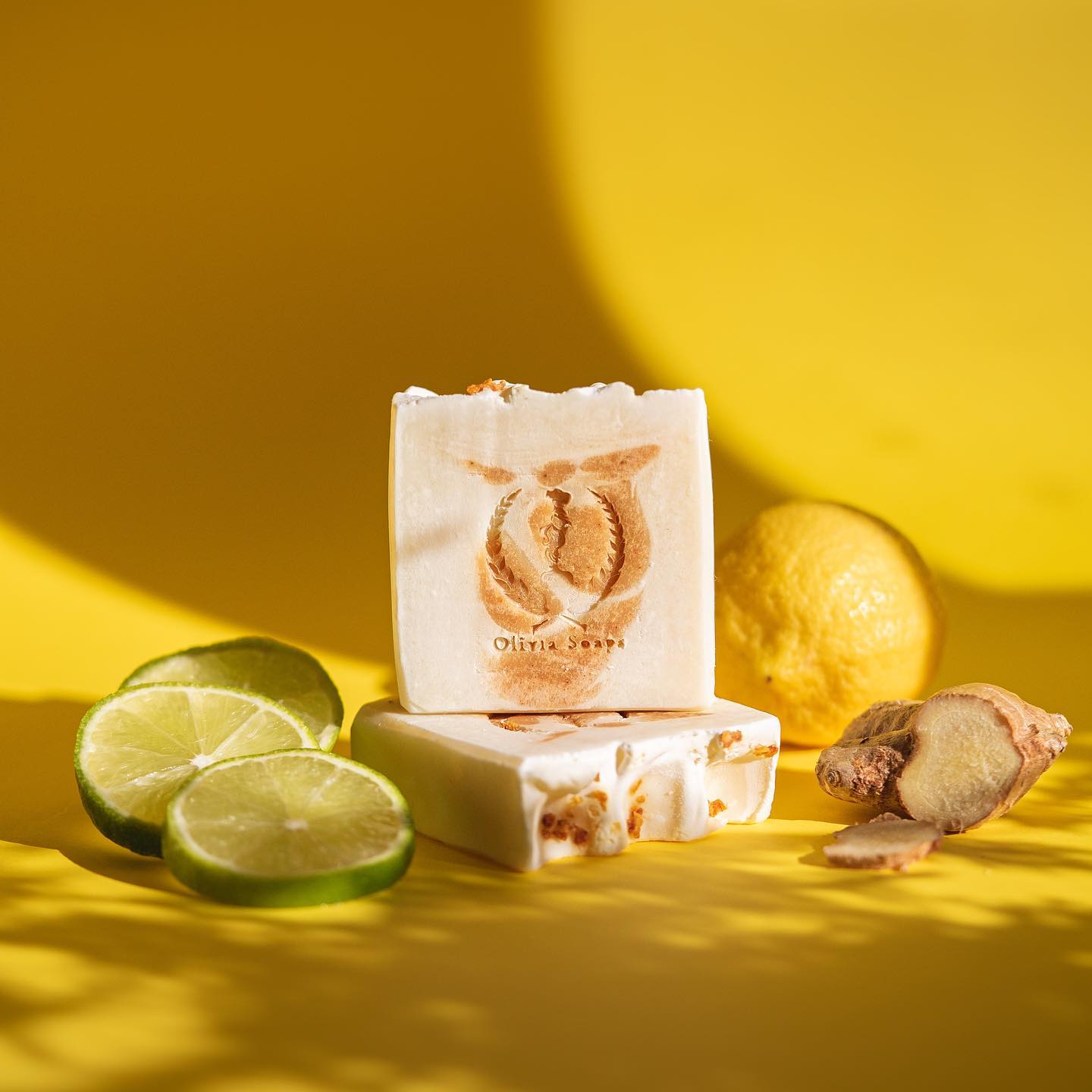 Anche Luglio se ne sta andando ☀️.
E, siccome spesso sono al contrario, faccio l’ultimo post del mese per descrivere il sapone del mese. Che finisce fra pochi giorni 😂
Ginger Lemon è fatto con olio di oliva, olio di girasole, olio di cocco, burro di karitè e olio di ricino. Produce una schiuma leggera.
Profuma di pompelmo, limone, lime e mandarancio.
Contiene curcuma e zenzero, atavici toccasana per la pelle.
È adatto a tutte le pelli.
Vi aspetta 🧡
.
.
.
#saponeestivo #saponeagliagrumi #soaplovers #solidsoap #handmade #fattoamano #saponeallozenzero #saponeallacurcuma #oliessenziali #aromaterapia #cosmeticiinregola #saponesolidoitaliano #pompelmo #lime #limone #mandarancio #friuli #smallbusiness #womansmallbusiness #slowliving