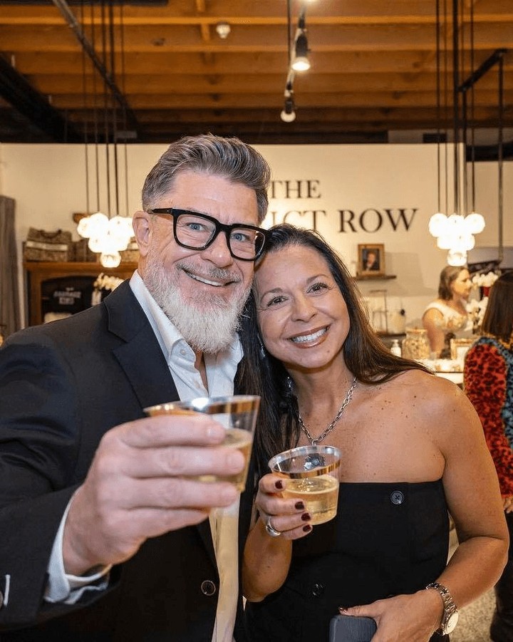 Two neighborhood boutiques, one 👏 iconic 👏 night 👏
@hh_clothing1948 and @thedistrictrow are teaming up for the first His & Her event on Thursday, March 5, from 5 to 8 p.m. 🤩 An evening for men and women to sip, shop and get 15% off everything custom at Harleys and everything in stock at The District Row!
See ya there 🥂
📸: @thedistrictrow (1), @hh_clothing1948 (2)