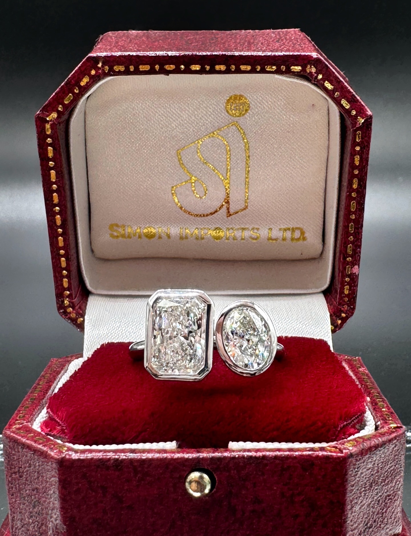 New “Toi et Moi” ring - bezel-set oval & radiant cut diamonds in 14Kt white gold 💍
😍💎Friday Rocks💎😍
#simonimports #fridayrocks #toietmoi #diamondrings #diamond