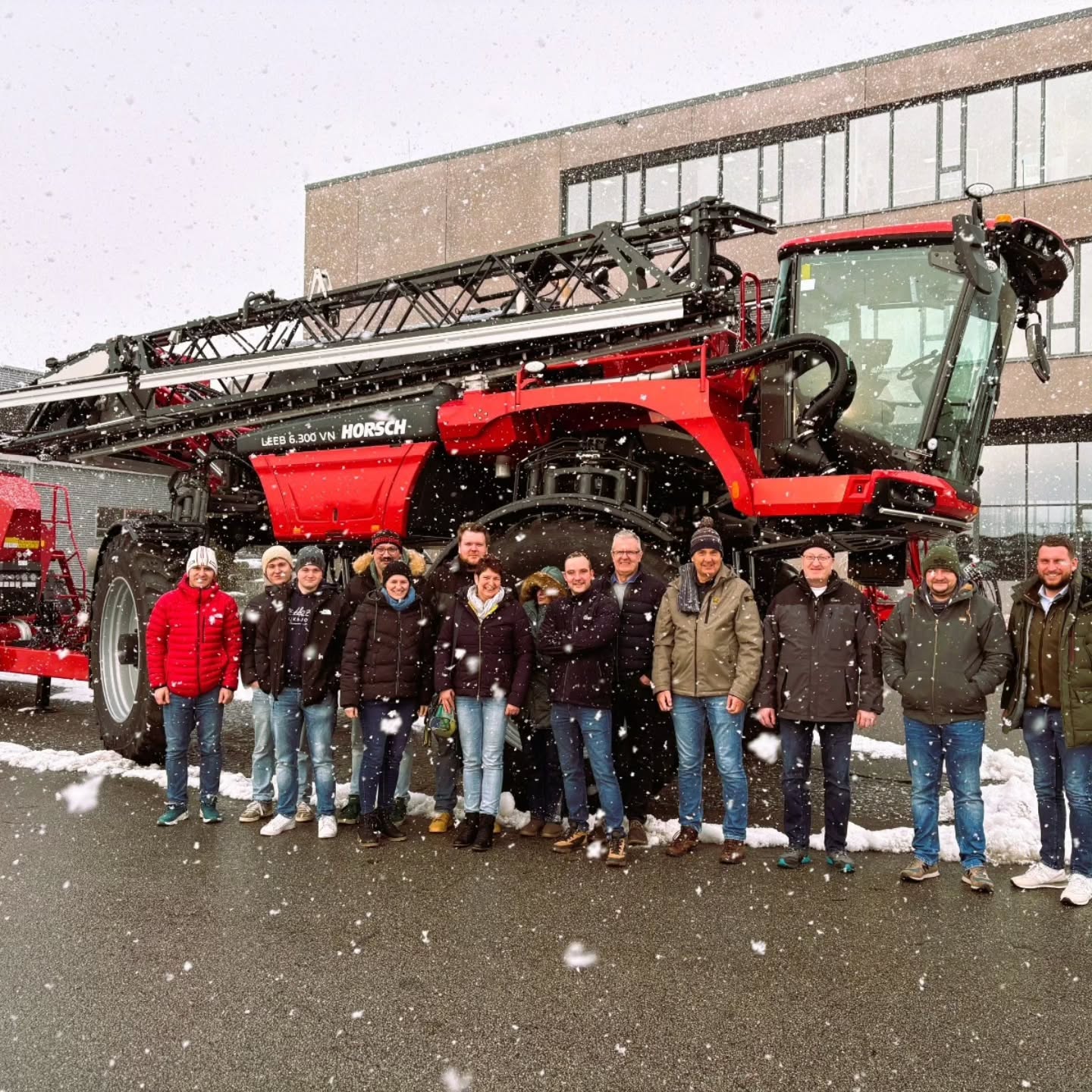 Unsere Betriebsfahrt zur Firma #horsch im Februar 2026
Im Rahmen unserer Betriebsfahrt erlebten wir zwei spannende Tage, bei winterlichem Wetter.
Am ersten Tag besuchten wir den Hauptsitz von Horsch in Schwandorf. Dort bekamen wir einen interessanten Einblick in die Produktion von Grubbern und Drilltechnik.
Am zweiten Tag ging es weiter zur HORSCH Leeb Application Systems nach Landau an der Isar. Hier lag der Schwerpunkt auf der Herstellung moderner Feldspritzen sowie Düngerstreuern.
Übernachtet haben wir in Regensburg. Den Abend ließen wir in einem schönen bayerischen Wirtshaus bei gutem Essen gemütlich ausklingen – eine ideale Gelegenheit für Austausch über das Erlebte und gesellige Stunden in entspannter Atmosphär.
Insgesamt war es eine rundum gelungene Betriebsfahrt mit vielen fachlichen Eindrücken und einer starken Gemeinschaft.