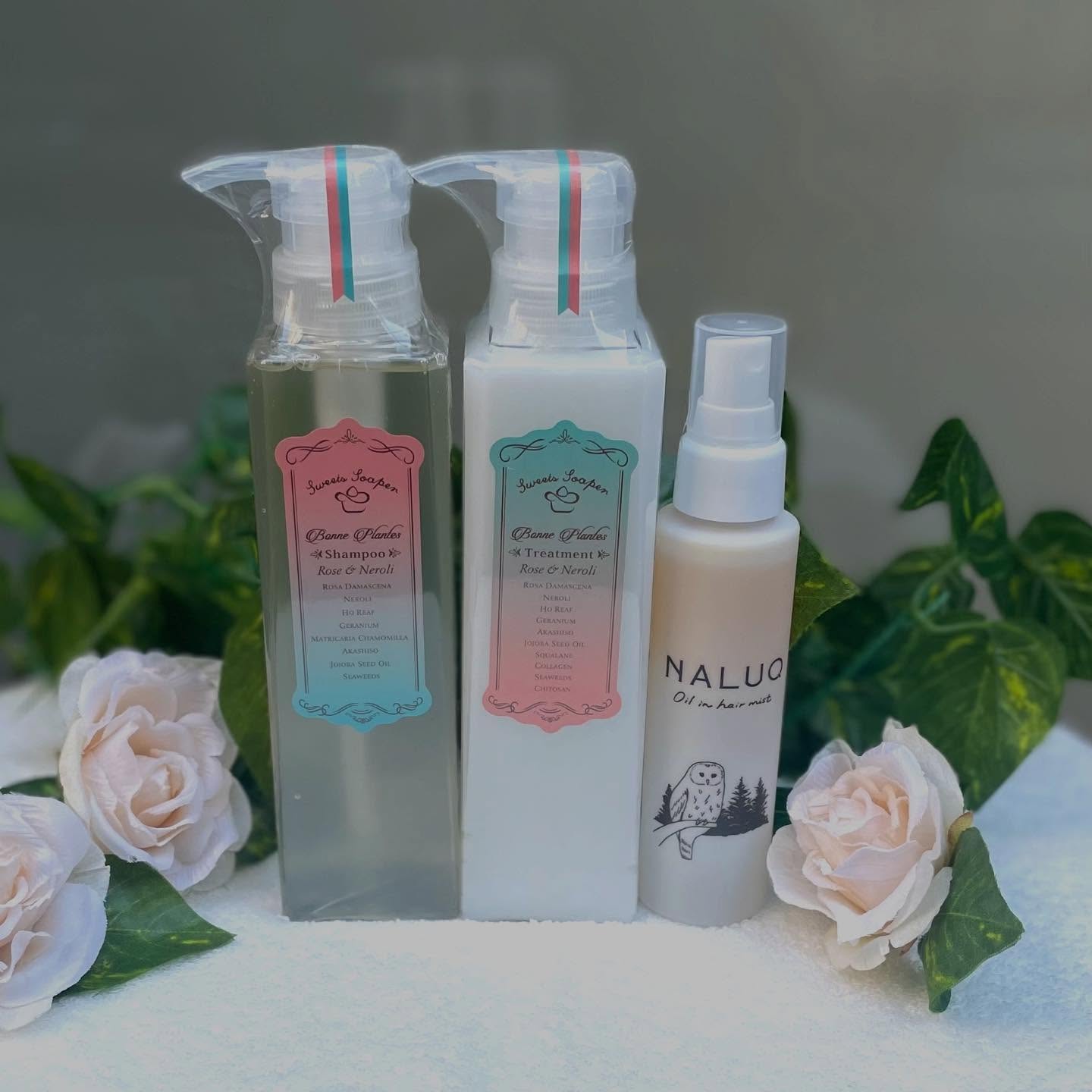 【髪にナチュラルなものを🫧潤うヘアケア】
HarmoNicです🌿
今回は、
Bonne Plantesのシャンプー・トリートメントと
NALUQのオイルインヘアミスト
をご紹介します📝
…………………………………………………
🌟Bonne Plantes「ローズ&ネロリ」
シャンプー・トリートメント
植物の生命力をそのまま閉じ込め
「肌も心も喜ぶ本物のナチュラル」を追求✨
♦︎敏感肌の方におすすめ
天然由来の植物エキスと、精油を贅沢にブレンドした
無添加ヘアケア◎
地肌にやさしいアミノ酸系ノンシリコン処方で、
髪にツヤとコシを与え、
つるんとした手触りのまとまりやすい髪へ👱🏻♀️
♦︎精油の香り
天然精油100%、気品ある優雅なローズと、
心を鎮める作用が期待されるネロリの精油をブレンド🌹
バスタイムを幸せな香りで包み込みます🤲
…………………………………………………
🌟NALUQ オイルインヘアミスト
北海道下川町の森の手入れで伐採された、
トドマツの枝葉を活用した天然成分が特徴🌲
豊かな森の恵みを凝縮した、
オイルとローションの2層式ミストです⸝⋆
◆天然由来成分
原料は国産の無農薬・有機
もしくは野生の植物を厳選️⭕️
石油系界面活性剤や合成防腐剤、
合成香料は使用していません。
◆森の香り
人工的な香りではなく、北海道モミや
アカエゾマツ、シラカバなどの天然精油による、
深く落ち着いた森の香りが楽しめます♪
◆うるおい
オイルが髪一本一本をコーティングし
乾燥を防ぎながら、しっとりまとまる髪へ導きます💓
…………………………………………………
頭皮は毛穴が多いため、他の身体の部位より
化学物質を吸収しやすいと言われています。
だからこそ、ヘアケアもナチュラルなものを選んで、
内側からクリアで潤いのある自分を目指してみませんか?💫
ご来店お待ちしております☺️
***********************************
【HarmoNic 店舗情報🌿】
🛍️住 所:東京都文京区小石川3丁目27−16
🕘営業時間: 9:00〜19:00
🗓️定 休 日:土日祝
✍️営業時間変更日:
2/25(水)9:00〜18:00
#後楽園 #オーガニック #ヘアケア #シャンプー