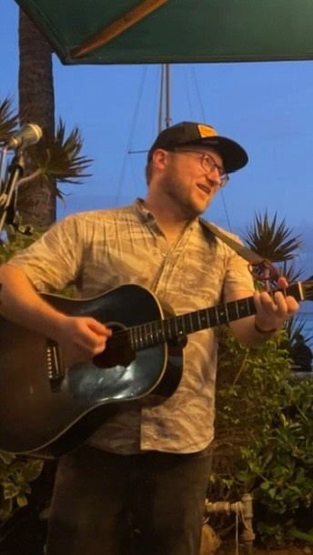 I can’t believe it’s been 4 years since I released my EP “When They Closed The World”. It was a collection of songs that I recorded mostly live in my apartment in Waikiki during the COVID shutdowns. Here’s a little video of Jake Staron and I performing the single “Shape I’m In” at Dukes Waikiki on the 4th of July. We were there as part of the Henry Kapono Foundation’s “On The Rise” program.
#singersongwriter #altfolk #americana #livemusic #dukeswaikiki