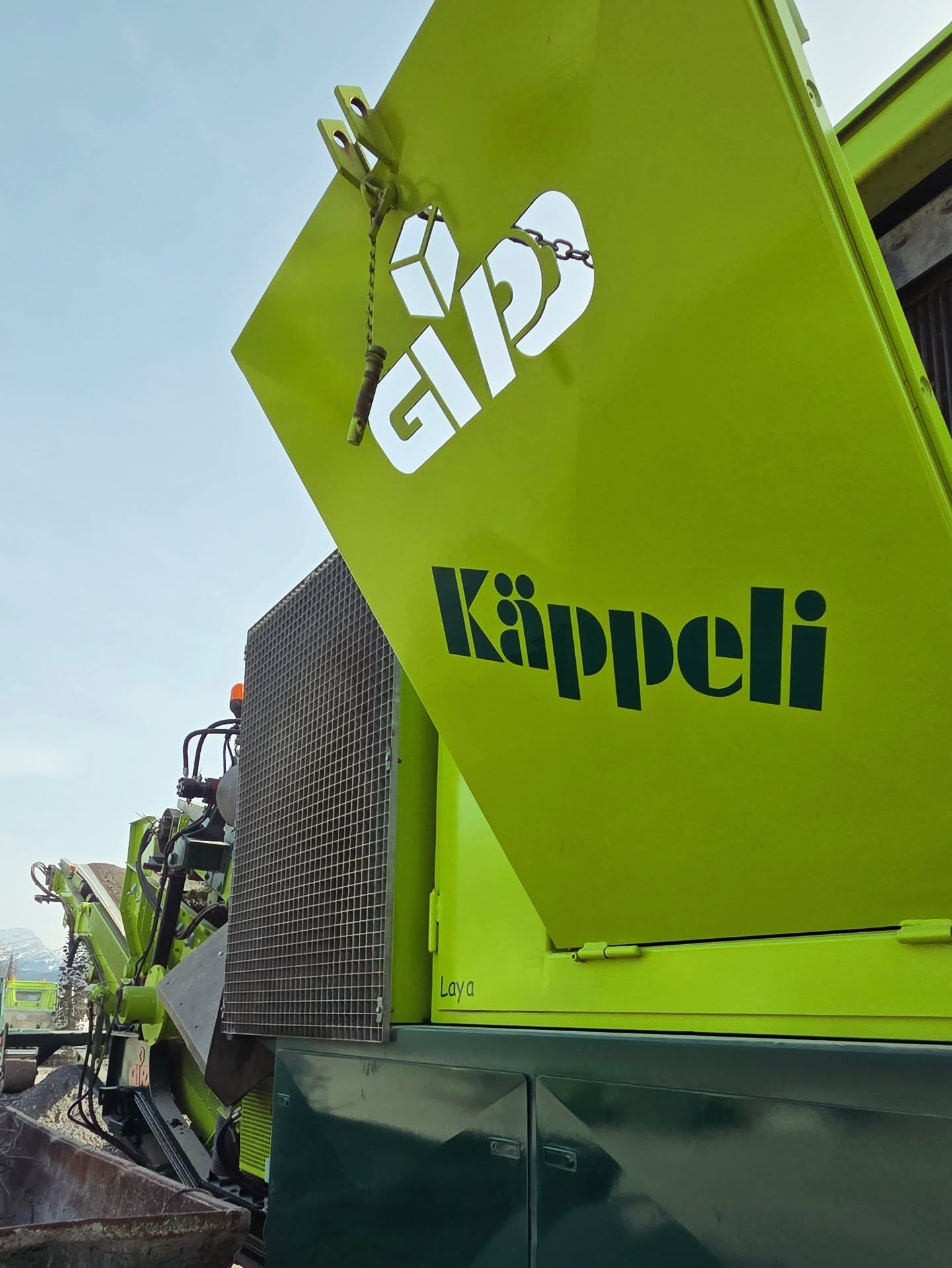 In den letzten Wochen wurde bei uns in der Werkstatt eine komplette Grossrevision an der GIPO Brecheranlage durchgeführt. Technisch, mechanisch und optisch haben wir sie richtig schön auf Vordermann gebracht. Seit gestern läuft sie wieder einwandfrei und derzeit sind wir fleißig dabei, Betongranulat herzustellen. Die Brecheranlage sieht jetzt auch wieder super aus – ganz im Stil der Käppeli AG.
@gipo_official
#käppelischwyzag #gipo #brecher #cat #recycling