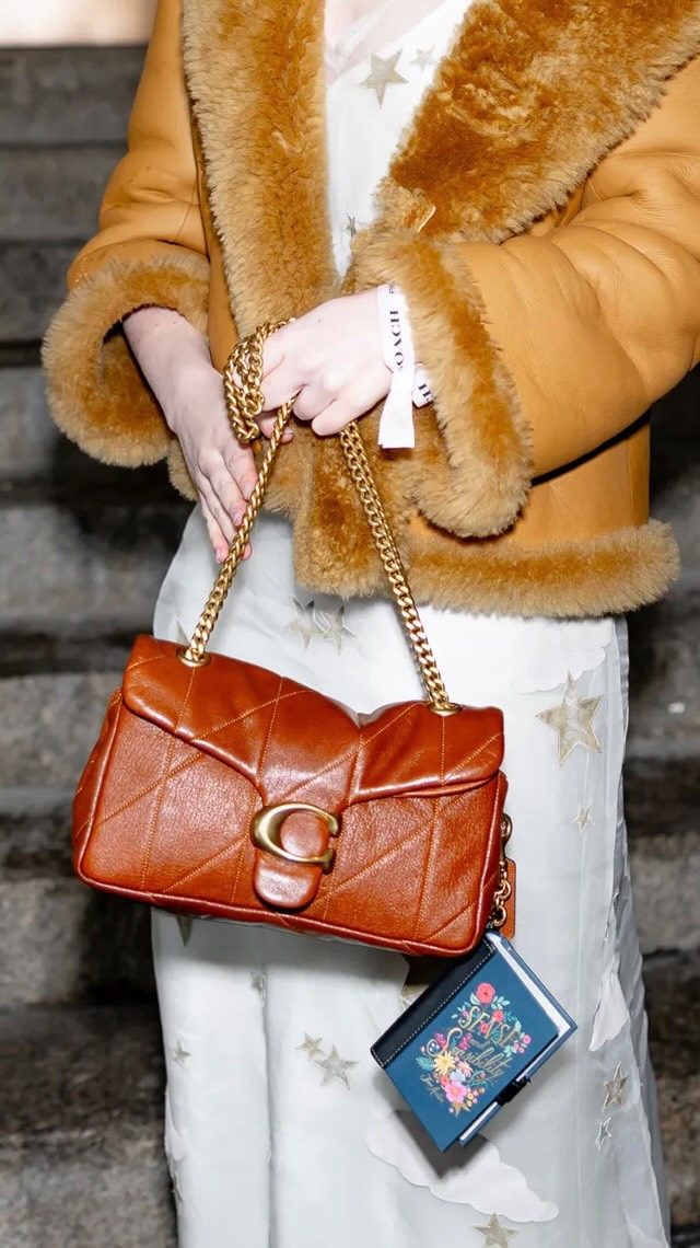 Teil 1/4
Weil es das nicht zu kaufen gibt, machen wir es einfach selbst nur mit einer Bibel
#biblerebind #coach #coachbookcharm #coachbag #bookstagram