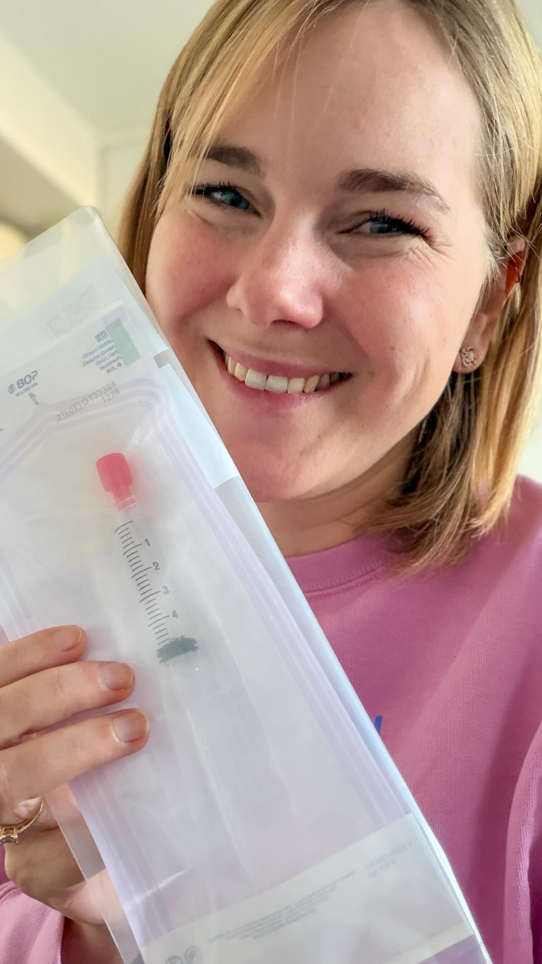 Bis vor 10 Jahren hieß es noch, es gibt kein Medikament und mittlerweile tut sich so viel in der Forschung! Ich bin dafür so unglaublich dankbar und bin immer bereit viel für eine Forschung zu testen und auszuprobieren, damit diese vorankommt.
Mittlerweile gibt es tatsächlich sogar schon Zulassungen. Ich bin einfach so dankbar dafür, ich hätte niemals gedacht, dass es mal ein Medikament geben wird und ich die Möglichkeit habe passend für Studien zu sein und auch noch teilnehmen zu dürfen.