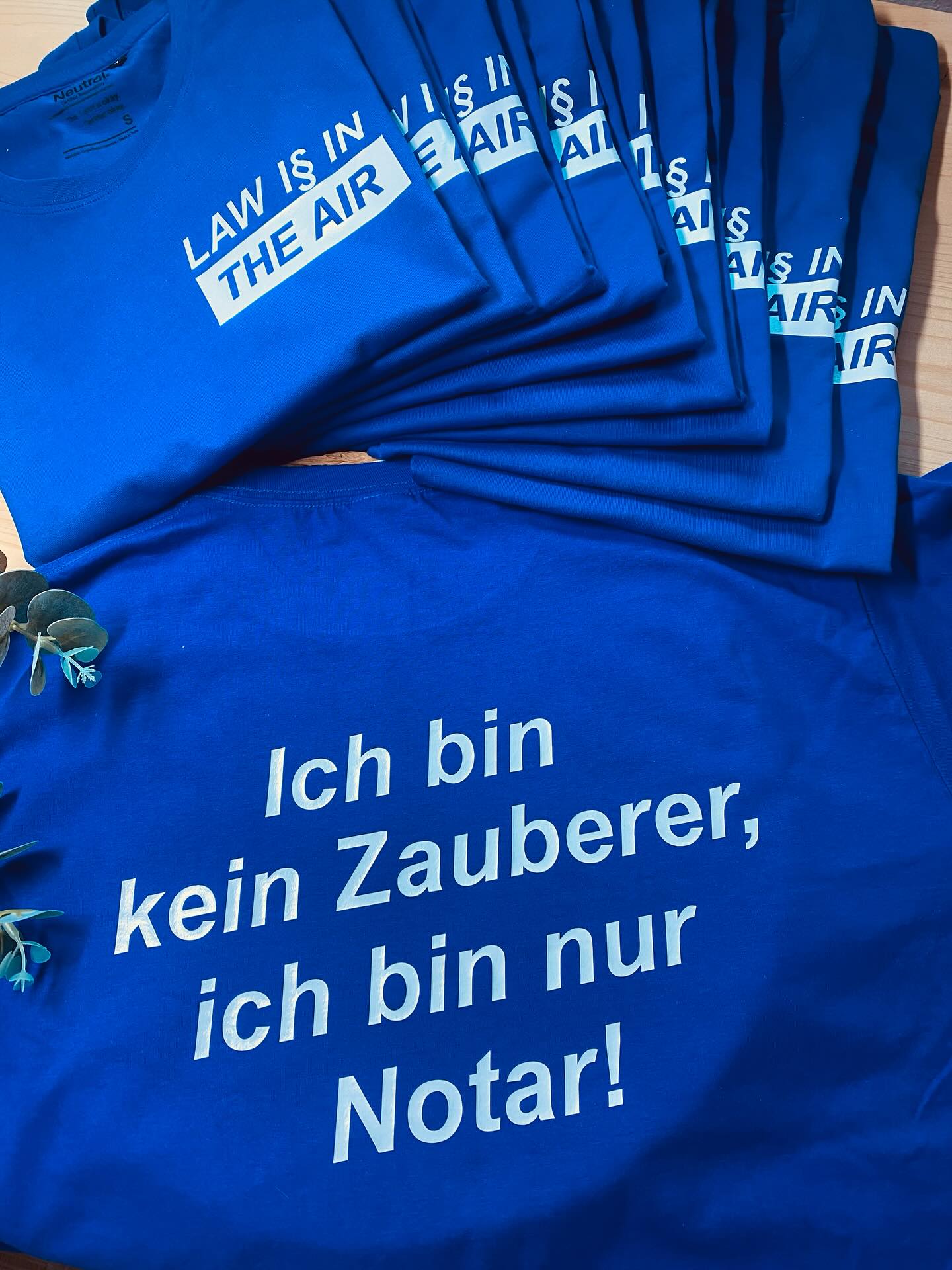 ⚖️✨ LAW IS IN THE AIR ✨⚖️
Manche Projekte liegen viel zu lange in der Galerie …
und verdienen es eigentlich schon längst gezeigt zu werden 😄
Diese Shirts durfte ich vor einiger Zeit für ein Notariat anfertigen –
Individuelle Teamshirts sind nicht nur lustig,
sie stärken auch den Zusammenhalt und sorgen garantiert für Gesprächsstoff 😄
Ob Kanzlei, Verein, Firma oder Event –
solche Designs bleiben im Kopf. 💙
✨ Personalisierte Shirts sind natürlich jederzeit auf Anfrage möglich.
#teamshirts #firmenshirts #arbeitskleidung #individuellegestaltung #textildruck #berufskleidung #lawisinintheair #kreativveredelung #customshirts #unternehmen #businesswoman #personalisiertegeschenke #personalisierteshirts