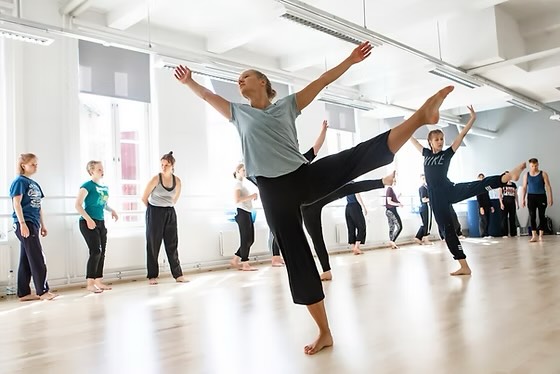 Talvitiivari: Pilates & ballet goes Beyoncé
Pe 27.2.2026 klo 17.00–19.00
La–su 28.2.–1.3.2026 klo 11.00–13.00
Sibelius-opiston upeassa uudessa tanssisalissa Verkatehtaalla!
Pe 27.2.2026
klo 17.00–18.00 Pilates (Tanja Kunnari)
klo 18.00–19.00 Ballet goes Beyoncé (Pinja Piiparinen)
La–su 28.2.–1.3.2026
klo 11.00–12.00 Pilates (Tanja Kunnari)
klo 12.00–13.00 Ballet goes Beyoncé (Pinja Piiparinen)
Kurssi kaipailee vielä muutamaa osallistujaa, myös yksittäiselle tunnille voi ilmoittautua! Eipä muuta kuin ilmoittautumaan. Saa vinkata myös kaverille! 💗
📸: Terho Aalto
#tehdastanssii #sibeliusopisto #verkatehdas #visithämeenlinna