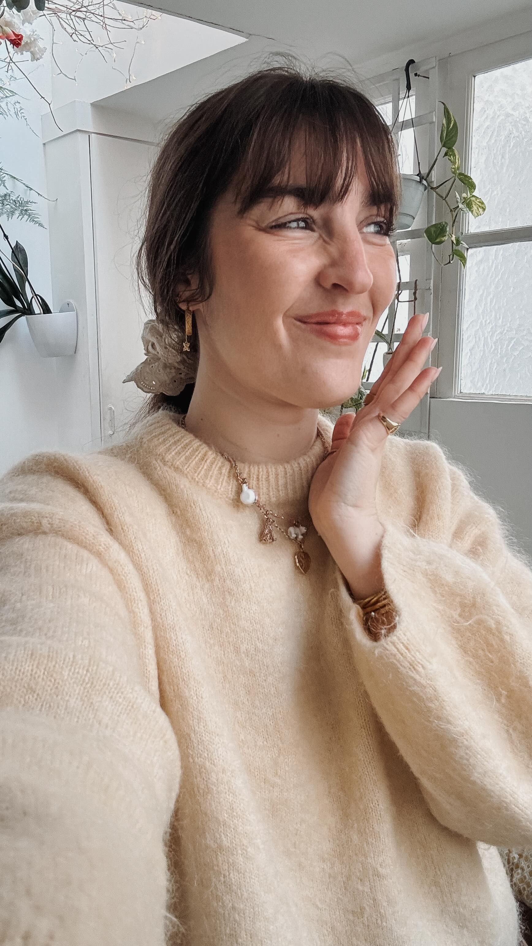 1- Ton mental arrête de tourner en boucle.
Pas parce que tu contrôles mieux tes pensées, mais parce que tu n’es plus en lutte permanente à l’intérieur. Il y a moins de bruit, moins d’auto-dialogue, moins de scénarios 🤍
2- Tu n’as plus autant peur d’être toi-même.
Tu ne te demandes plus sans cesse si tu es “trop”, “pas assez”, ou si tu vas déranger. Tu te montres plus naturellement, sans te retenir à chaque phrase 🫂
3- Tu doutes moins quand tu fais un choix.
Pas parce que tu as toutes les réponses, mais parce que tu te fais plus confiance. Tu passes moins de temps à reconsidérer, à regretter, à revenir en arrière 🌷
4- Tu arrives à dire non sans culpabiliser après.
Le non ne continue plus à tourner dans ta tête pendant trois jours. Tu le poses, et ton corps sait que c’était juste 💌
5- Et surtout, tu prends ta place sans avoir peur de déranger.
Tu n’as plus besoin de t’excuser d’exister, de minimiser, de te faire petite pour que ça passe ❤️🩹
C’est ça que je propose avec le suivi YOUR BODY KNOWS.
Je ne t’aide pas à devenir quelqu’un d’autre mais à arrêter de te battre contre toi-même & tes blessures 💌✨🌸🌷🫂