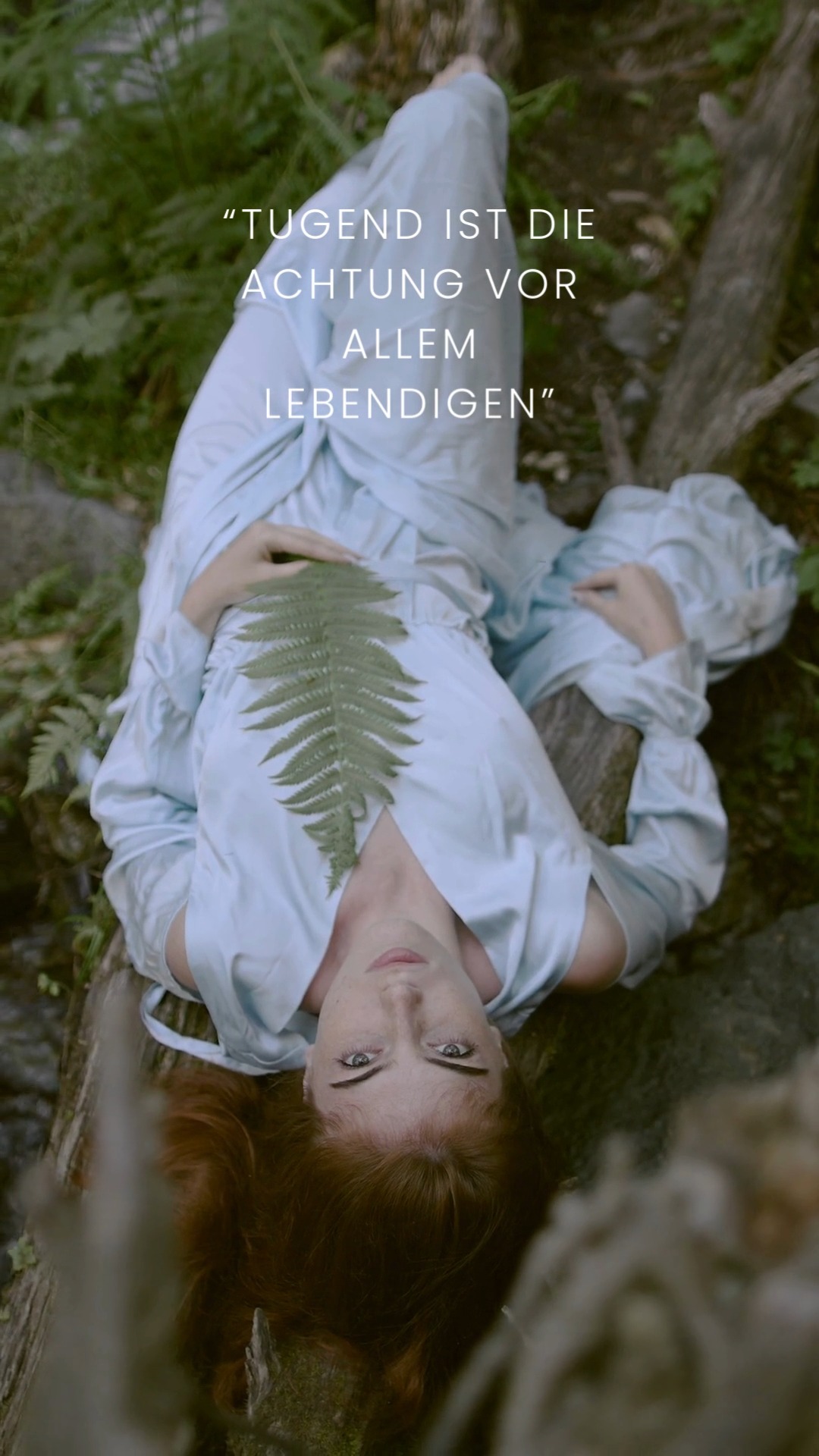 Der Bestimmung folgen
Ein tugendhaftes Leben macht das Herz friedlich und mutig.
Bin ich mit meiner Natur verbunden, habe ich Achtung vor allem Lebendigen.
Und ich kann mich auf den Weg machen, meiner Bestimmung zu folgen. Denn diese beginnt immer nur bei mir und hat letztlich mit den Mitmenschen zu tun.
Für diesen Weg braucht es Mut, die Kultivierung von Fürsorge, das Fördern der Achtung vor dem Leben, das Behüten von Ressourcen der Erde und das Kultivieren von Wachheit.
Und all das klingt nur nach schönen Worten aus schlauen Büchern, wenn wir sie nicht leben, in unserem Alltag. Täglich immer wieder aufs Neue. Wir scheitern, zweifeln, fallen hin und stehen wieder auf. Wir verletzen andere und uns selber, und brauchen Mut, um uns wieder zu vergeben.
Doch was wäre unsere Bestimmung ohne all diese Erfahrungen mit Menschen?
Tief in uns liegt unser Antrieb, unserer Bestimmung zu folgen.
#menschwerden
#lebenleben
#weisesherz
#genkeys
#humandesign