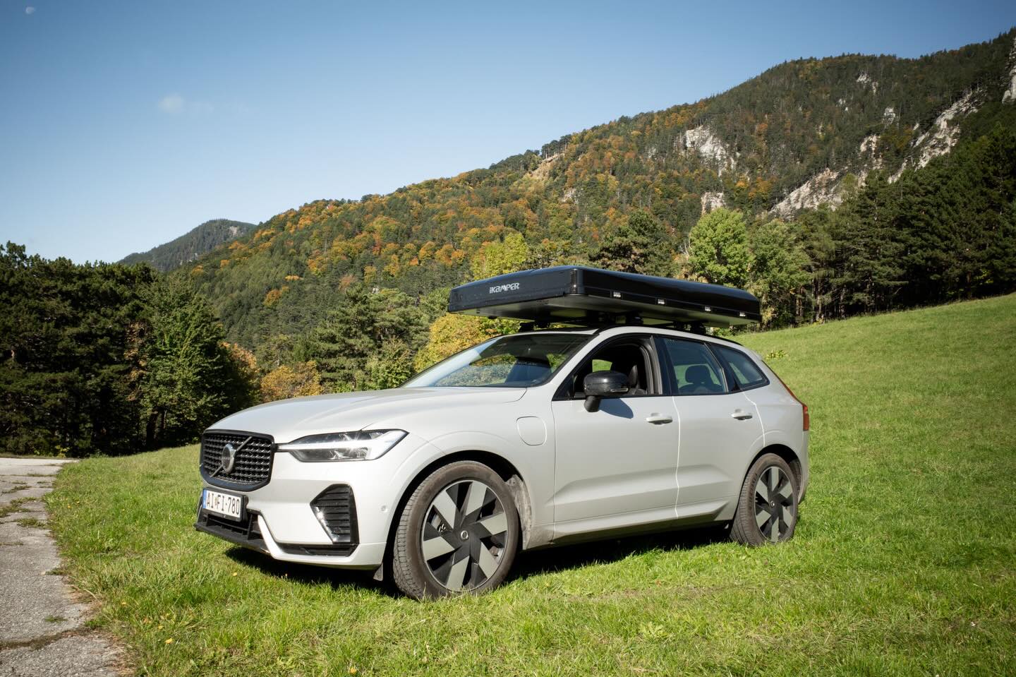 Egy bölcs ember egyszer azt mondta nekem: „2000 méter alatt nincs hegység.” 🏔️
A Rax a Rax-Schneeberg hegycsoport egyik tagja. Legmagasabb pontja, a Heukuppe ami 2007 m magas, így épphogy átlépi ezt a határt. Ha tartani szeretnénk magunkat ehhez a mondáshoz, ide már bátran elindulhatunk. A Rax legfőbb sajátossága, hogy a teteje nem egyetlen hegyes csúcs, hanem egy hatalmas, 1500–2000 méter magasan elterülő fennsík. Itt órákat lehet gyalogolni úgy, hogy közben szinte alig van szintkülönbség.
Győrből a Rax elérése autóval rendkívül egyszerű és kényelmes, ez az egyik legnépszerűbb “ugródeszka” a magyar túrázóknak. Kb.180-200 km és forgalomtól függően 2 - 2,5 óra alatt ott lehetsz.
Az első ilyen hely amit elérhetsz, Reichenau. A falu közvetlen közelében a legnépszerűbb opció a kempingezésre gyönyörű környezetben, a Rax Park ‘n’ Camp, amely közvetlenül a Rax-felvonó (Raxseilbahn) alsó állomásánál található.
Összegezve: a Rax nemcsak a közelsége, hanem a sokszínűsége miatt is verhetetlen. Rengeteg túraútvonal, kristálytiszta levegő és az a bizonyos szabadságérzés, amit egy tetősátorban ébredve tapasztalhatsz meg.
Készen állsz a kalandra, vagy maradsz a kanapén?🧗🥾
#rax #ausztria #ikamper #tetosatorberles #paradiesderblicke