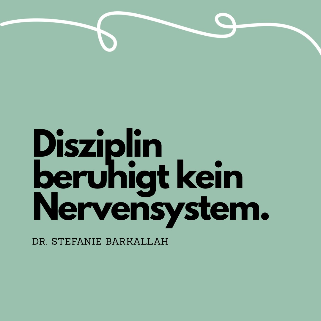 Viele leistungsorientierte Menschen versuchen, Stress mit Kontrolle zu lösen.
Mehr Planung.
Mehr Struktur.
Mehr Selbstdisziplin.
Das Problem:
Dein Nervensystem reagiert nicht auf Argumente.
Es reagiert auf Sicherheit.
Chronischer Stress verändert die Aktivität der Amygdala und reduziert präfrontale Steuerung.
Das bedeutet:
Unter Druck sinkt deine Fähigkeit zu reflektieren – egal wie diszipliniert du bist.
Resilienz entsteht deshalb nicht durch Härte.
Sondern durch Regulation.
Durch Pausen.
Durch sichere Beziehungen.
Durch kleine, wiederholte Sicherheitserfahrungen.
Vielleicht darf deine nächste Entwicklung nicht mehr Disziplin sein.
Sondern mehr Sicherheit.
Alles Liebe
Steffi
Quellen:
McEwen & Akil (2020) Neuropsychopharmacology
Arnsten (2009) Stress signalling pathways and prefrontal cortex. Nature Reviews Neuroscience
Porges (2011)
#resilienz #nervensystemregulation #sicherheit #beziehung #selbstfürsorge