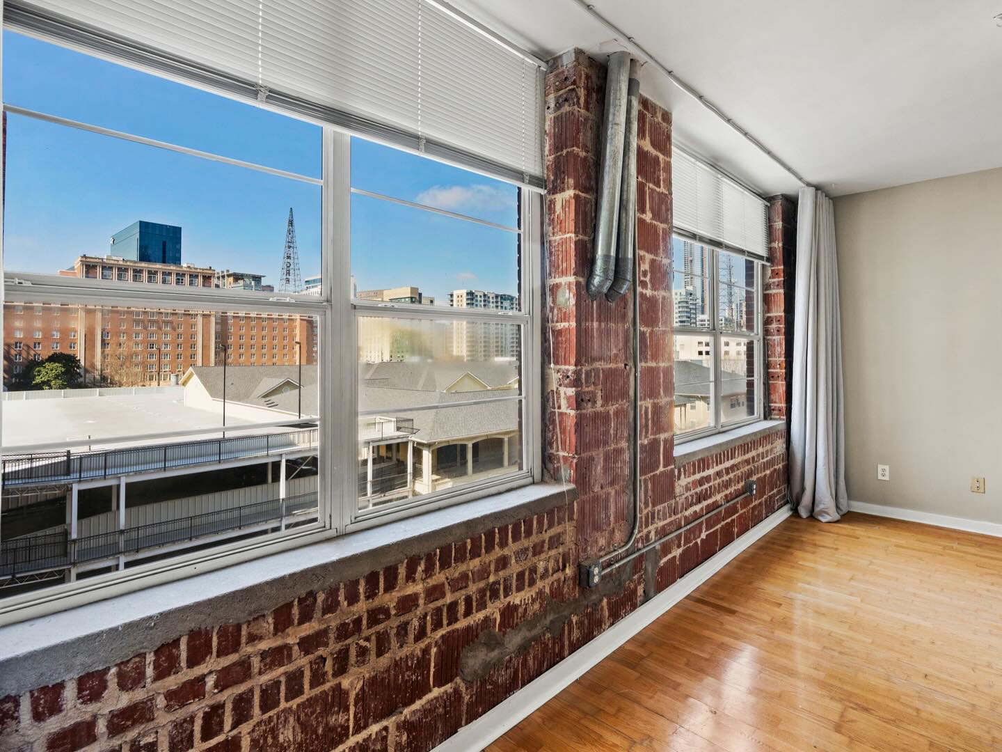 🚨FOR RENT! 🚨Grab it before it’s gone folks…
Lock in this beautiful and convenient 1-bedroom condo in the heart of Midtown Atlanta! It’s offering the perfect blend of charm and modern convenience. This light-filled home features thoughtful updates, an open layout, and access to all the right amenities for comfortable city living.
Step outside and enjoy unbeatable walkability to Piedmont Park, the Fox Theatre, MARTA, Georgia Tech, top restaurants, and Midtown’s vibrant nightlife.
🏙️ Live where everything happens.
📩 DM for details or to schedule a tour.