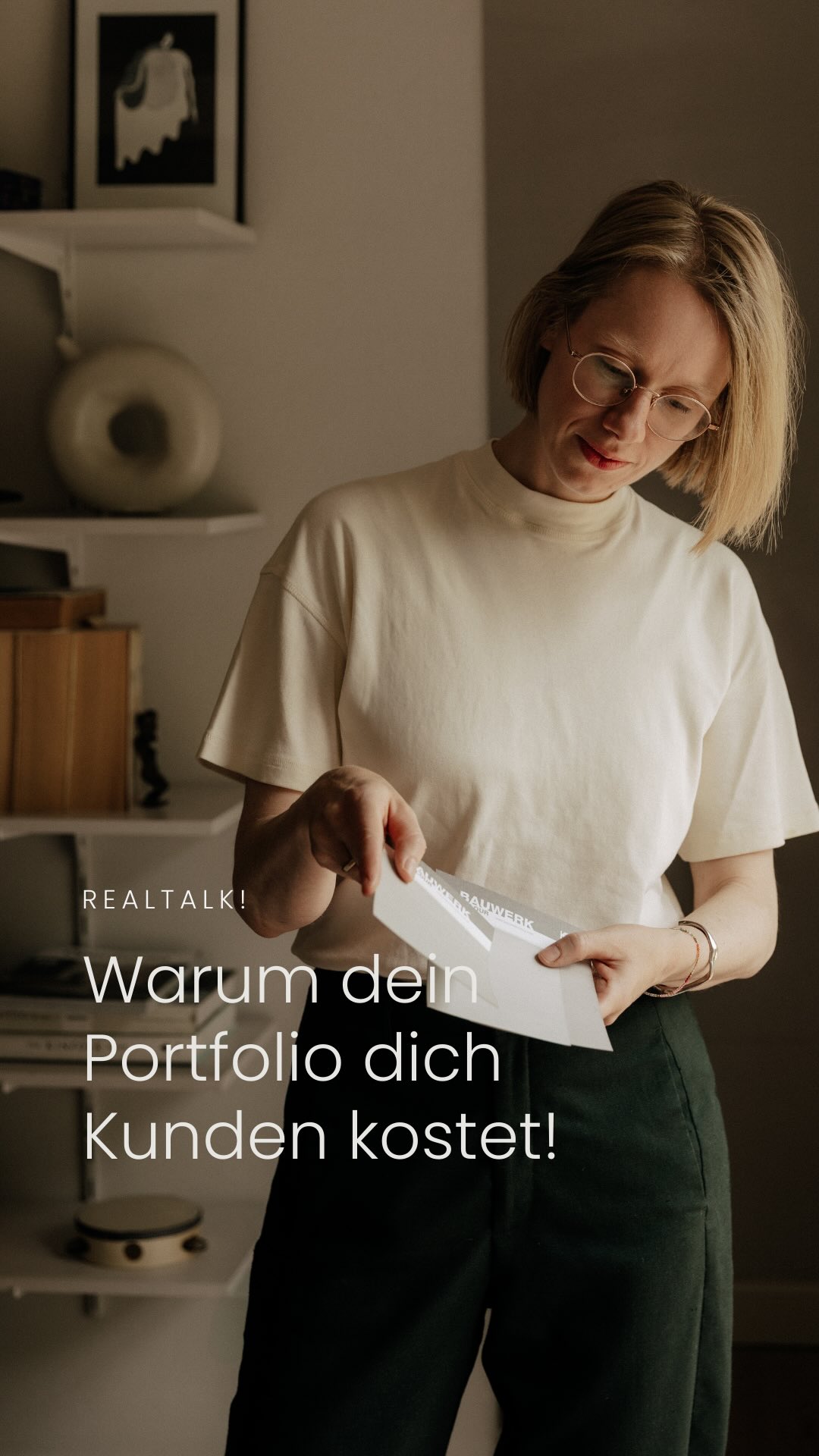 Du bist nicht austauschbar.
Aber dein Auftritt kann es sein!
Wenn du nur fertige Portfolio-Projekte zeigst!
Wieso das so ist, erklär ich dir ausführlich im Reel!
Schau dir das Reel unbedingt bis zum Ende an.“
Ich bin mir sicher, danach denkst du anders über reine Portfolio-Showcases.
✨
Viele Designerinnen zeigen ihre fertigen Projekte.
Und ja, sie sind wunderschön.
Aber wenn man dich darin nicht erkennt, wenn man deine Haltung, deinen Prozess, deine Entscheidungen nicht sieht, dann bleibst du „die mit dem schönen Stil“.
Und Stil ist vergleichbar.
Denn es gibt zahlreiche gute Designerinnen am Markt.
Was dich unverwechselbar macht,
ist nicht das fertige Ergebnis.
Nicht die Farbpalette.
Nicht das Moodboard.
Es ist deine Art zu denken.
Dein Anspruch.
Dein Gespür.
Dein Prozess.
Ergebnisse zeigen Können.
Persönlichkeit zeigt Profil.
Und genau dort entscheidet sich,
ob jemand weiterscrollt, oder anfragt.
Zeigst du nur deine Projekte
oder auch dich darin?
📷 Ich bin Vicky, Interior & Brand Fotografin.
Wenn dein Auftritt austauschbar wirkt,
liegt es nicht an deiner Arbeit,
sondern daran, dass man dich darin nicht erkennt.
Lass uns das ändern.