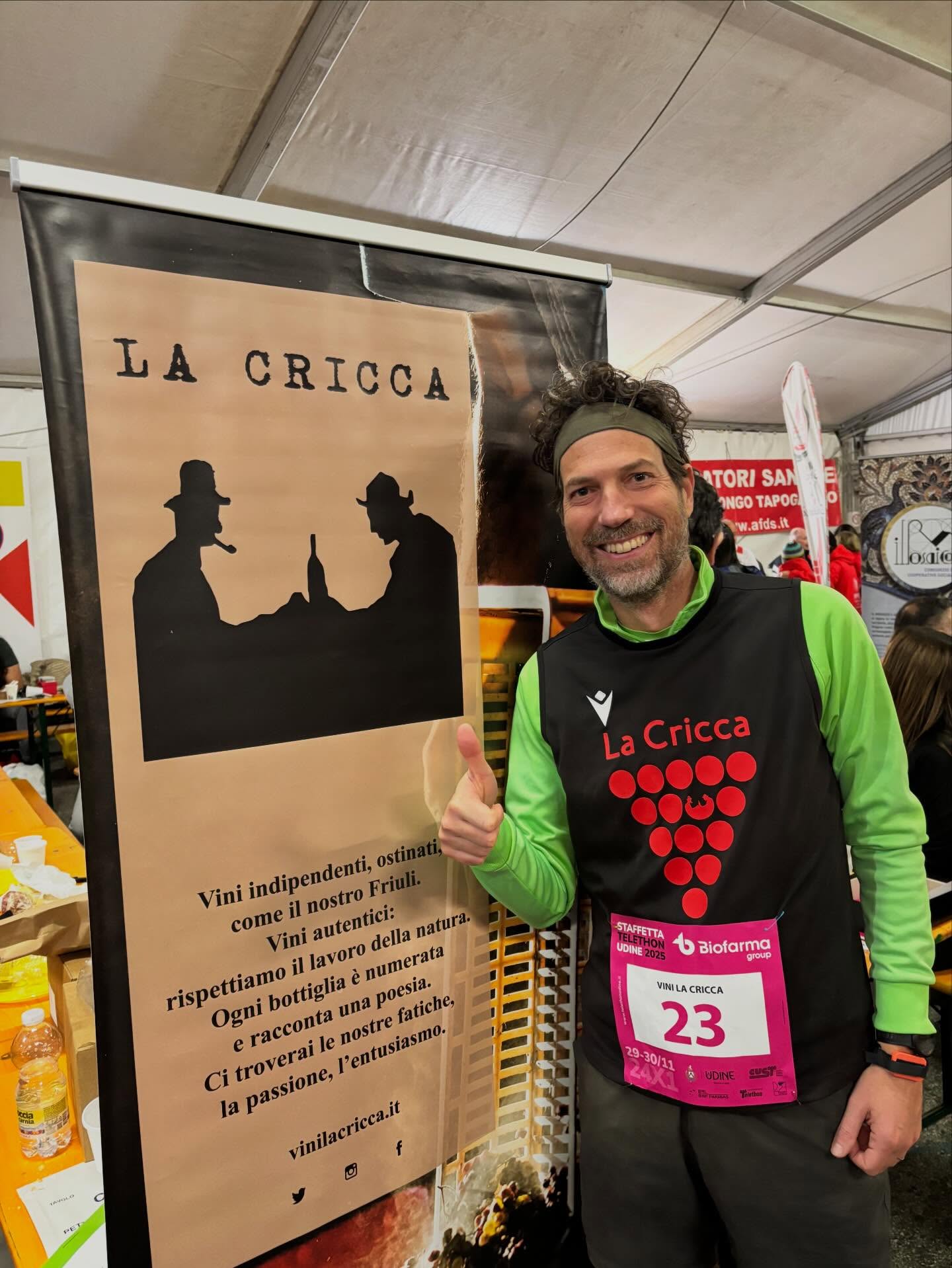 Oggi il nostro Luca C. compie… 23 anni! 🎽
Almeno, questo dice la maglia.
La realtà è leggermente diversa, ma sorvoliamo — un gentiluomo non rivela la sua età e noi siamo persone di mondo. 🍷
Quello che possiamo dire è che Luca è uno di quei tipi che non si fermano mai. Un’idea al minuto, un progetto dietro l’altro.
Da Udine ai Colli Orientali del Friuli, da un sogno a vini ostinati che girano per il mondo. Tutto con la sua energia — che è quella di uno di 23 anni, giuriamo. ⚡
Buon compleanno Luca! 🥂
(E no, non diciamo quanti anni sono davvero. Ma brindiamo lo stesso, anzi — brindiamo di più.)
🍾 #LaCricca #BuonCompleanno #ViniOstinati #FriuliColliOrientali