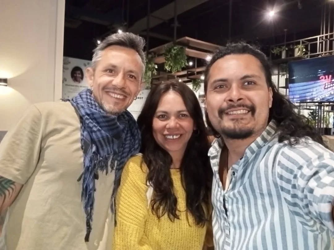 Cerramos febrero celebrando nuestros diez años como proyecto, pero no solo celebramos una década, celebramos miles de preguntas que encontraron su propio camino. Hace 10 años plantamos una semilla: la idea de que el aprendizaje no tiene que ser impuesto, sino que nace del asombro y la voluntad.
Gracias a cada familia, a cada facilitador, colaborador y sobre todo, a cada aprendiz que paso por aquí. Gracias por confiar en el ritmo propio, por abrazar el error como parte del proceso y por demostrarnos que cuando somos dueños de nuestro aprendizaje, somos dueños de nuestro destino.
Ahora evolucionamos, crecimos y recorremos otros territorios compartiendo nuestra experiencia en nuevas comunidades de aprendizaje y con otras iniciativas que encuentran valor en las prácticas y herramientas que nos ayudan a sostener y promover nuevas formas de aprender de relacionarnos y de colaborar.
Nos hemos transformado pasando de ser Educambiando a ser Comunidades Ágiles de México.A.C. ( CAM para los amigos).
Gracias por ser parte de este viaje autodirigido ✨
#comunidadesagilesdemexico
#educambiando
#aprendizajeagil de