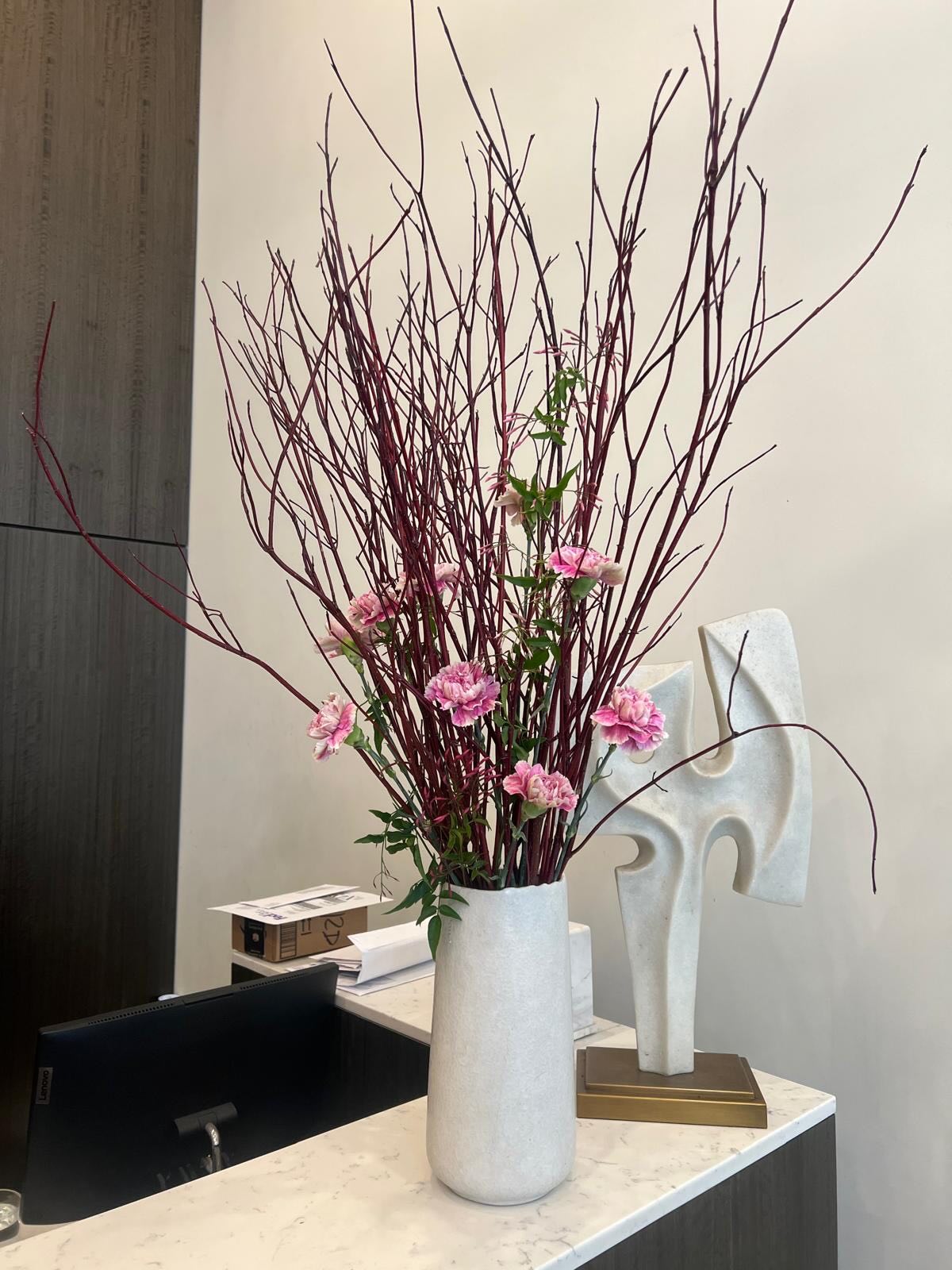 This week was all about jasmine and how it elevates any tall composition in a natural, delicate way.
.
#jasmine #jasmineflower #reddogwood #corporatefloraldesign