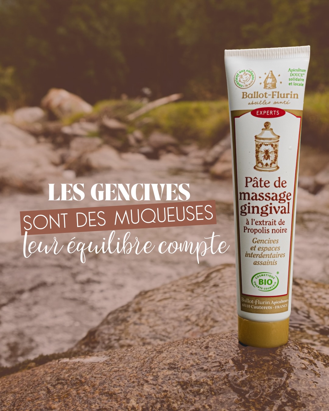 On parle énormément de digestion, de microbiote intestinal, d’alimentation…
Mais beaucoup moins de la bouche, alors que c’est la première muqueuse du système digestif.
Si ce sujet me tient autant à cœur, c’est aussi parce que je suis personnellement suivie pour une parodontite.
Un terrain inflammatoire que je prends au sérieux et qui m’a obligée à regarder la santé bucco-dentaire autrement.
En consultation comme dans ma propre expérience, je retrouve souvent les mêmes signaux : gencives sensibles, saignements, inflammations chroniques, haleine persistante malgré une bonne hygiène.
Des choses que l’on banalise facilement, mais qui ne sont jamais anodines.
Aujourd’hui, on sait qu’en cas d’inflammation gingivale, certaines bactéries buccales peuvent franchir plus facilement la muqueuse, passer transitoirement dans la circulation et entretenir une inflammation de bas grade.
Je ne parle pas de miracle ni de solution rapide, mais de cohérence physiologique et de prévention.
C’est dans cette logique que j’ai testé la pâte de massage gingival Ballot-Flurin, en complément de mon suivi et de mes soins habituels.
Un soin doux, respectueux des muqueuses. Parce que la santé ne se joue pas dans un organe isolé, mais dans l’équilibre de l’ensemble.
Est-ce que tu fais déjà attention à tes gencives ?
Post en collaboration avec @ballotflurin